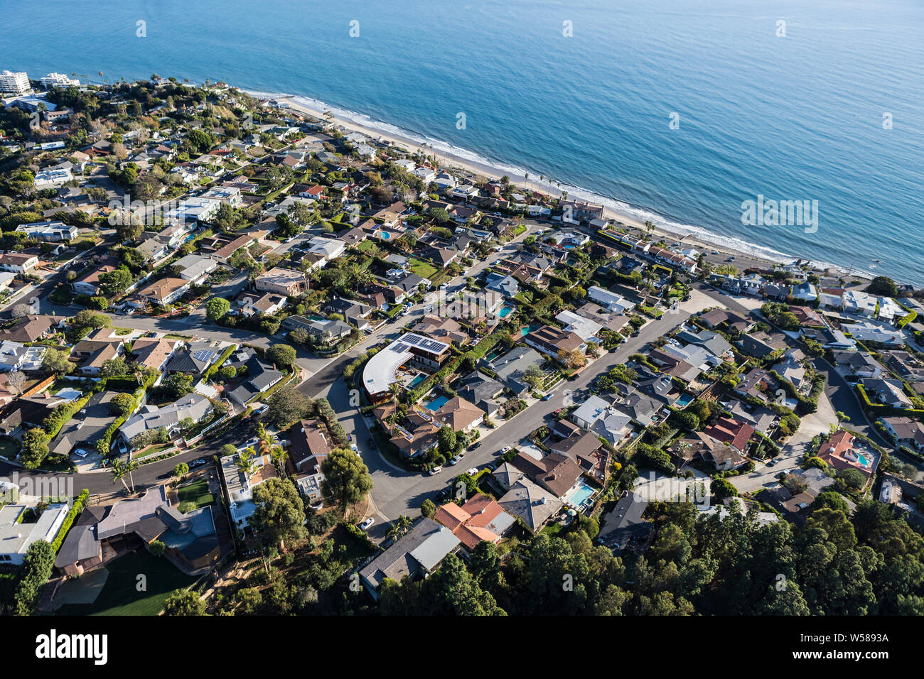 Vue aérienne de ocean view homes entre Santa Monica et Malibu dans le quartier de Pacific Palisades à Los Angeles, en Californie. Banque D'Images