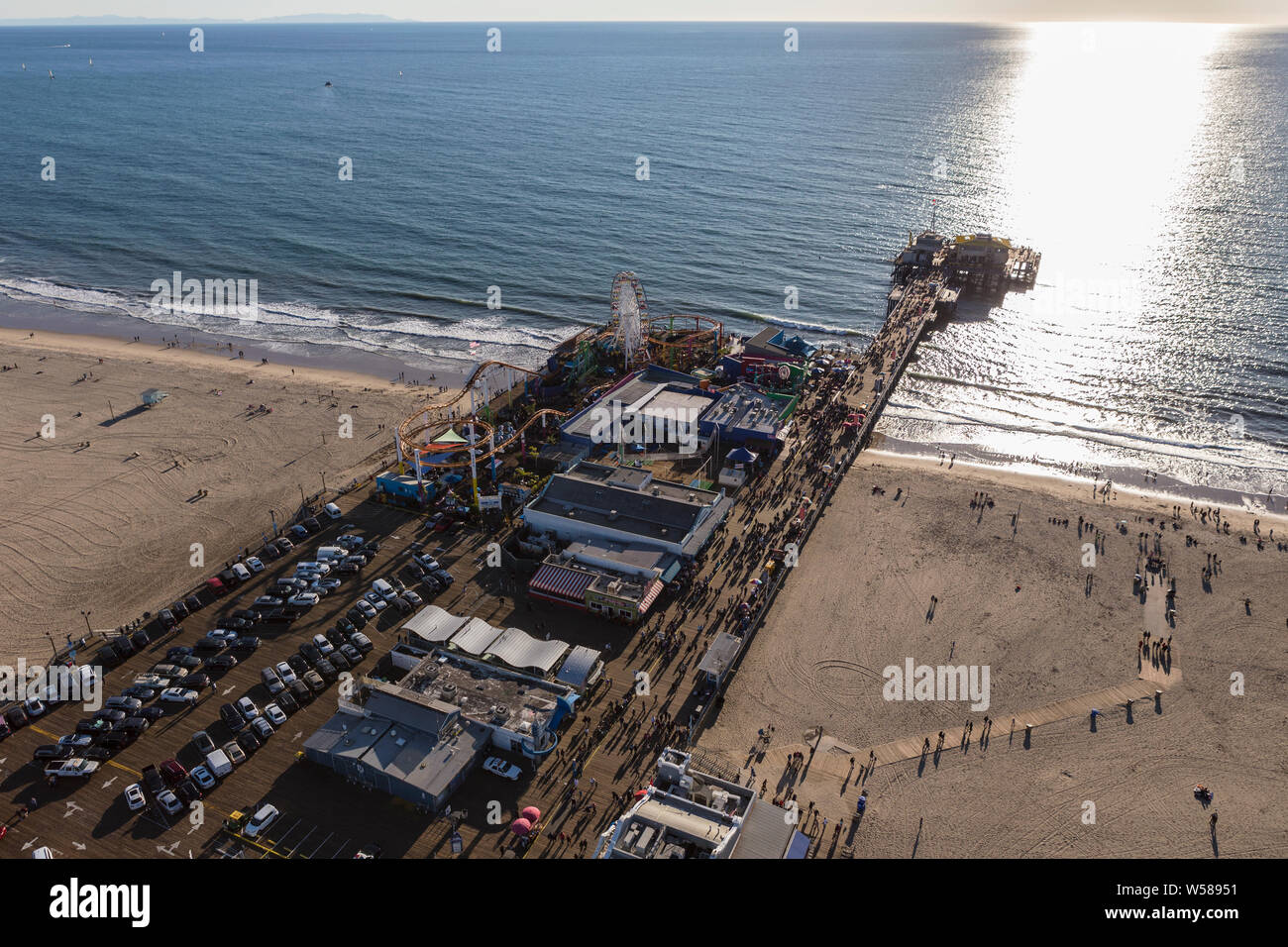 Santa Monica, Californie, USA - 17 décembre 2016 Après-midi : Vue aérienne de la jetée de Santa Monica et de l'océan Pacifique dans le comté de Los Angeles sur la pittoresque afin Banque D'Images