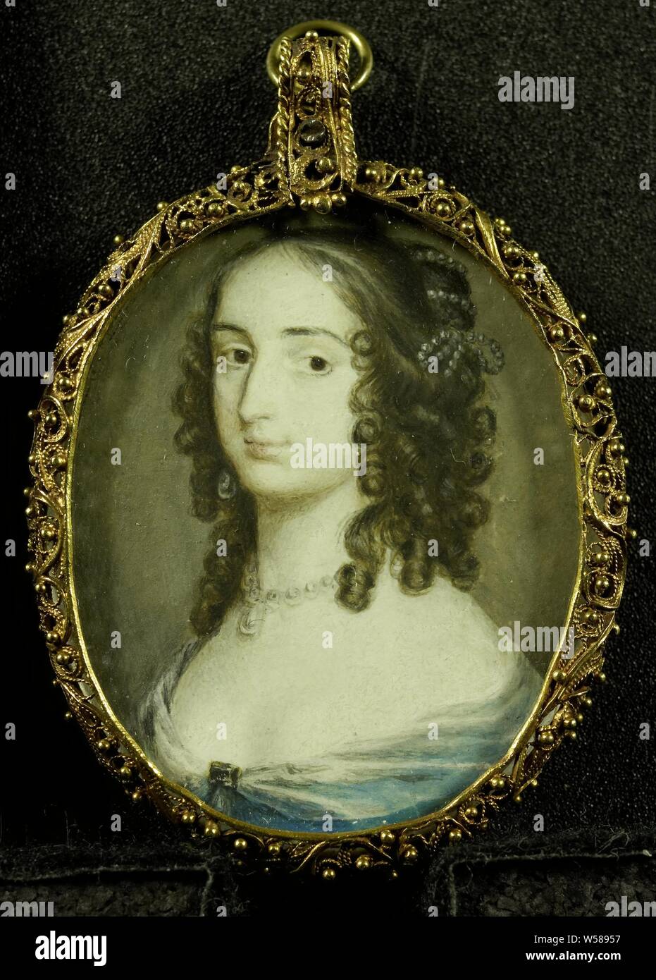 Portrait d'Elizabeth (1618-80), comtesse Palatine. Fille de Frédéric V, roi de Bohême, appelé le "Roi d'hiver", Portrait d'Elizabeth (1618-80) de la Paltz, fille de Frédéric V, roi de Bohême, surnommé le "Roi d'hiver". Buste, à gauche. Au portrait par Honthorst à la National Gallery de Londres. Anciennement identifiée comme Henrietta Maria Stuart, épouse de Willem II. Une partie de la collection de miniatures, Elisabeth van de palts, Alexander Cooper, 1640 - 1650, le carton, l'or (métal), verre, H 4,5 cm × w 3.9 cm H 6 cm × w 4,1 cm × 0,6 cm d Banque D'Images