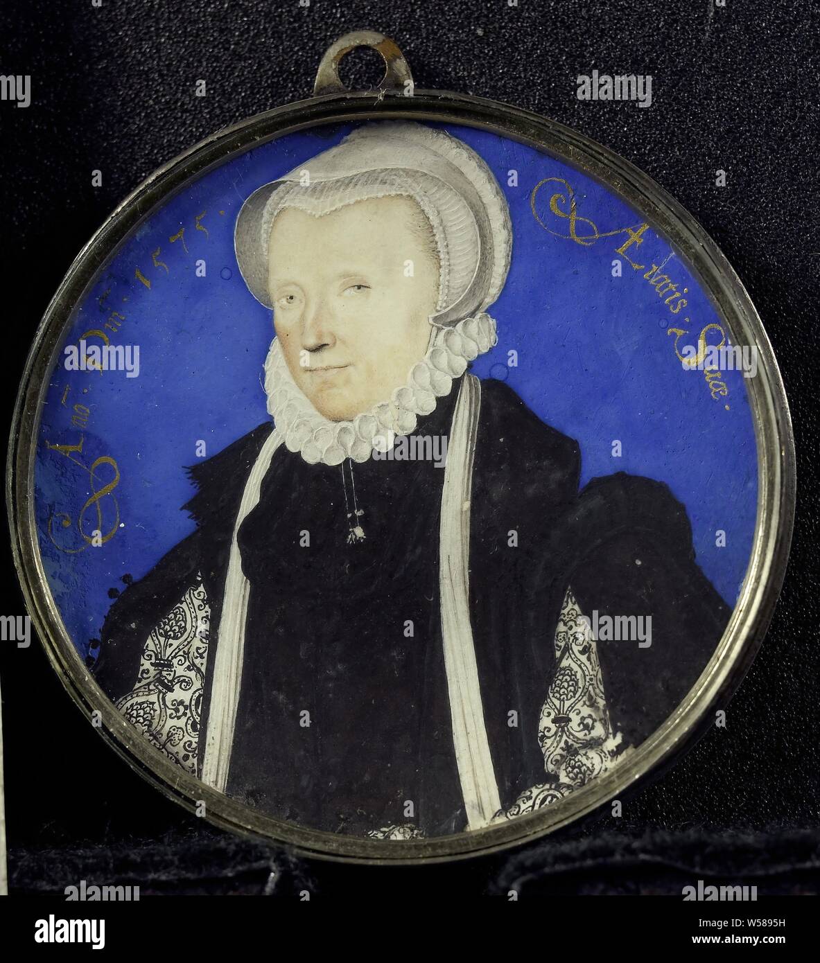 Lady Margaret Douglas (1515-78), comtesse de Lennox, Portrait de Lady Margaret Douglas (1515-78), comtesse de Lennox. Buste, à gauche. Une partie de la collection de miniatures, Margaret Douglas (comtesse de Lennox), Nicholas Hilliard (attribué à), 1575, carton, métal, verre, d 4,5 cm h 4,9 cm × w 4,5 cm × 0,4 cm d Banque D'Images