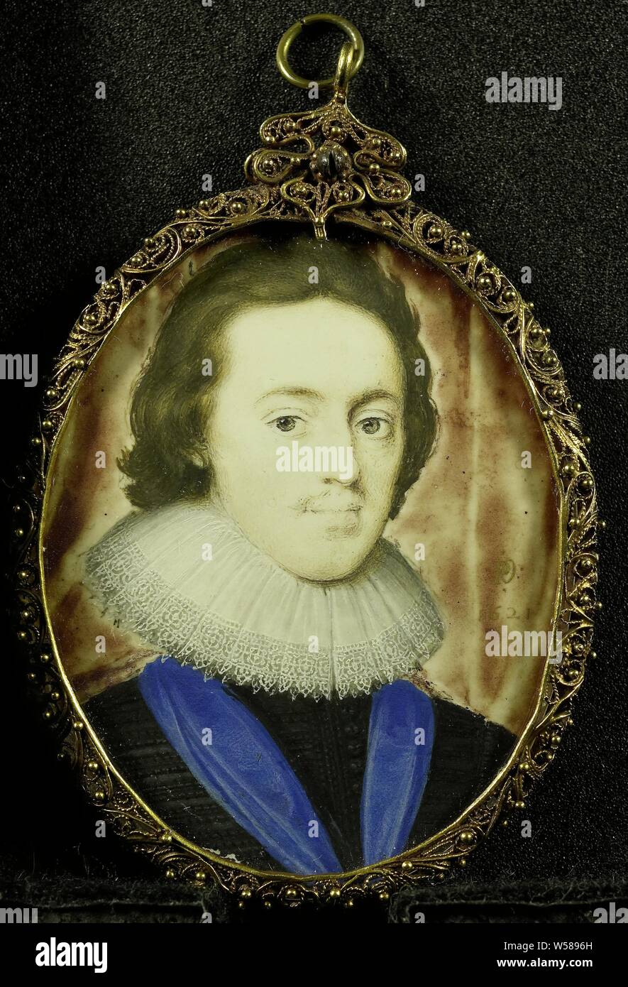 Karel Stuart (1600-49), Prince de Galles. Plus tard le roi Charles I d'Angleterre, Portrait de Karel Stuart (1600-49), Prince de Galles. Plus tard le roi Charles I d'Angleterre. Buste, à droite. Une partie de la collection de miniatures, Charles I (Roi d'Angleterre), Peter Oliver, 1621, parchemin (animale), de l'or (métal), verre, H 5,5 cm × w 4,4 cm h 7,5 cm × w 4,7 cm × 0,4 cm d Banque D'Images