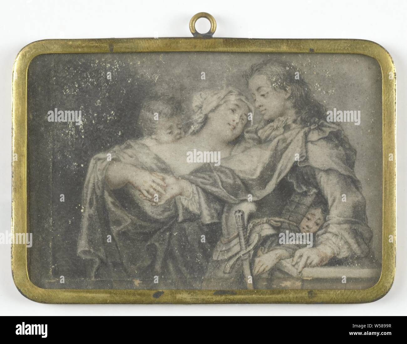 Une jeune femme alors qu'un guerrier de distraire l'un de ses enfants lui vole, une jeune femme de distraire un guerrier alors que l'un de ses enfants lui vole. Une partie de la collection de figurines, vol qualifié, vol, influence néfaste de la femme "femmes fatales", Carl Gustav Klingstedt (attribué à), France, 1670 - 1734, parchemin (animale), métal, H 5,2 cm × w 7,2 cm h 6,1 cm × w 8 cm × 0,6 cm d Banque D'Images
