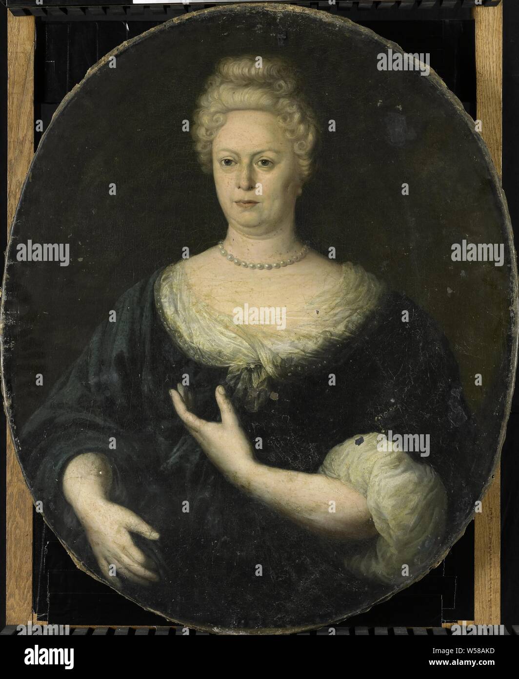 Portrait d'Elisabeth Van Oosten (1660-1714). Épouse d'Abraham van Riebeeck, Portrait d'Elisabeth Van Oosten (1660-1714). Épouse d'Abraham van Riebeeck. En demi-longueur, ovale. permanent, anonyme, nord des Pays-Bas), ch. 1700, la toile, la peinture à l'huile (peinture), H 96 cm × w 79 cm d 7,5 cm × 9,5 cm d Banque D'Images