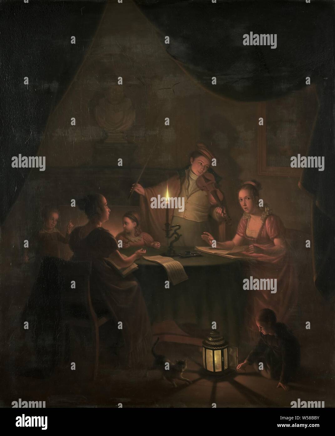 Une partie musicale à la chandelle, Société de musique à la chandelle. Intérieur avec un groupe de personnes qui font de la musique autour d'une table. Un garçon debout joue du violon, deux femmes chanter à partir de recueils. Une fille joue sur le sol à la lueur d'une lanterne avec un chat. Sur le mur à droite, une peinture au-dessus de la cheminée un buste., Michiel Versteegh, 1786 - 1820, de bord, de la peinture à l'huile (peinture), h 88,4 cm × 73,9 cm × w t 1,5 cm d 12,0 cm Banque D'Images