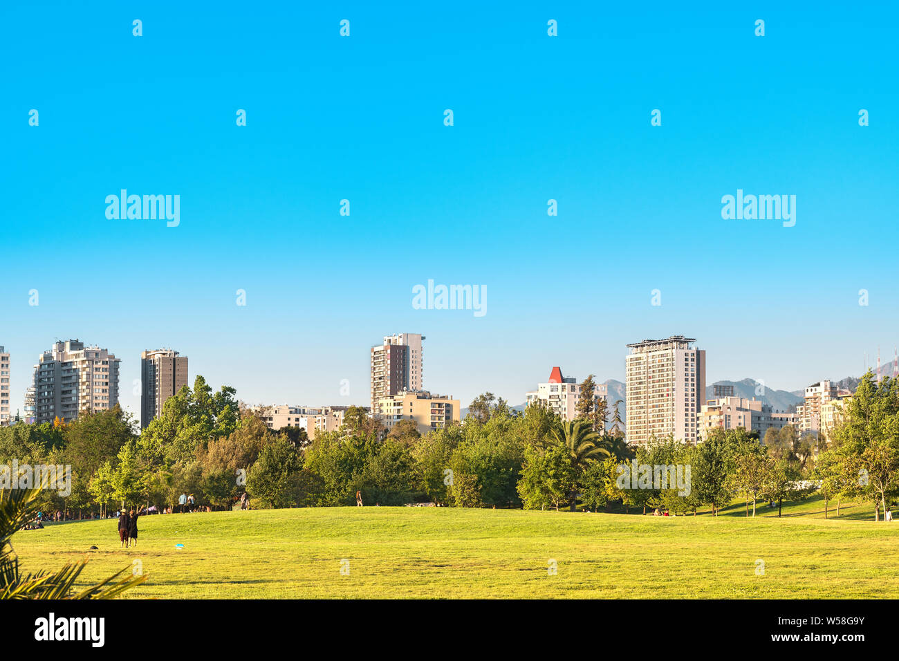 Santiago, Region Metropolitana, Chile - personnes bénéficiant d'une soirée d'été dans la région de Parque O'Higgins au centre-ville. Banque D'Images