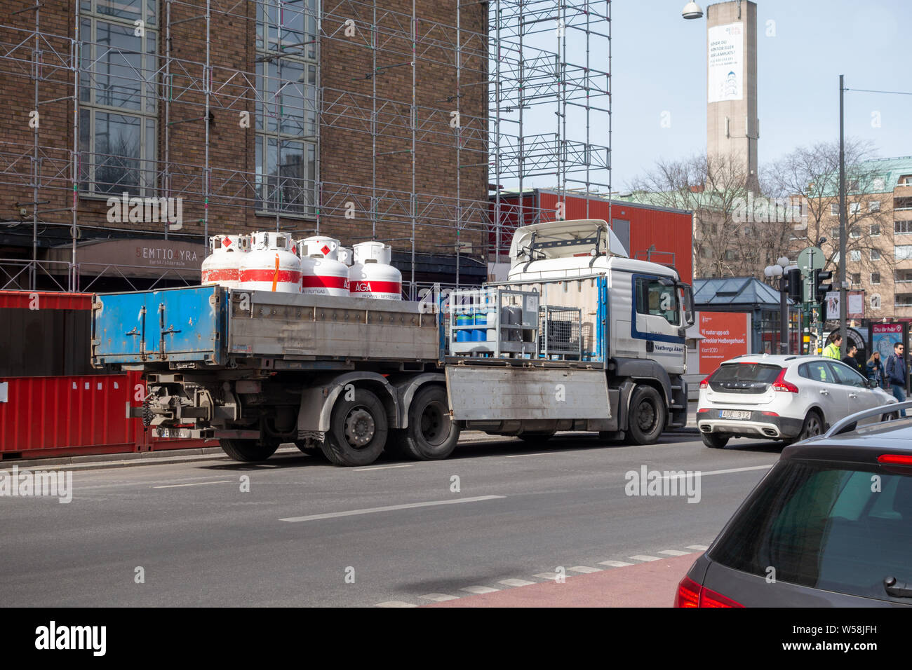 Editorial 28.3.2019 Suède Stockholm déchargement camion gaz bouteilles sur une rue animée à Medborgarplatsen Banque D'Images
