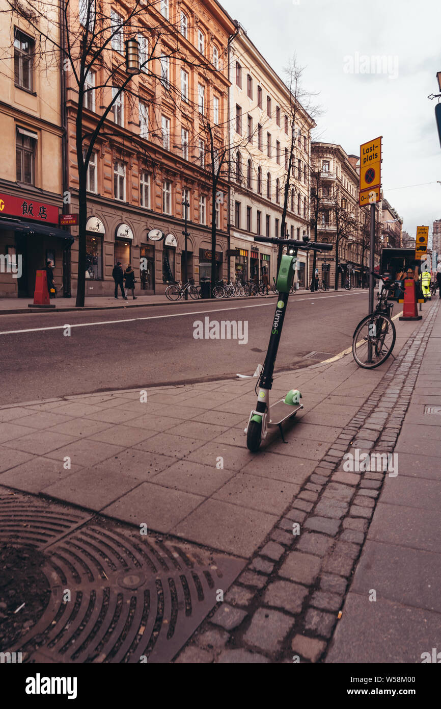Editorial 29.3.2019 Suède Stockholm scooter électrique à gauche sur la rue après utilisation Banque D'Images