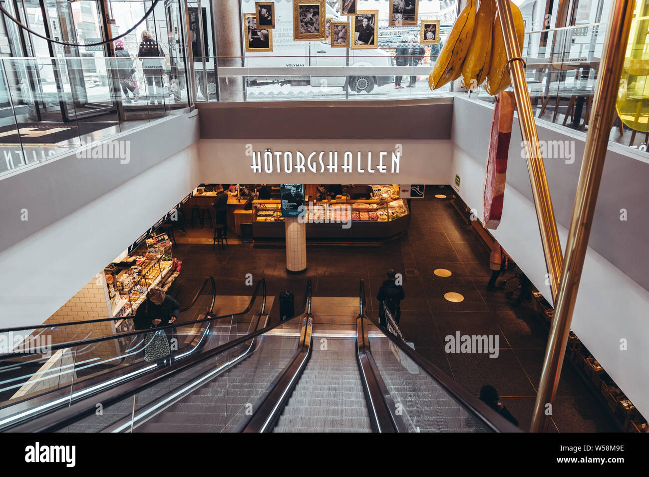 Editorial 29.3.2019 Suède Stockholm Escalators prendre les gens vers le bas pour le marché commercial intérieur Hötorget à Banque D'Images