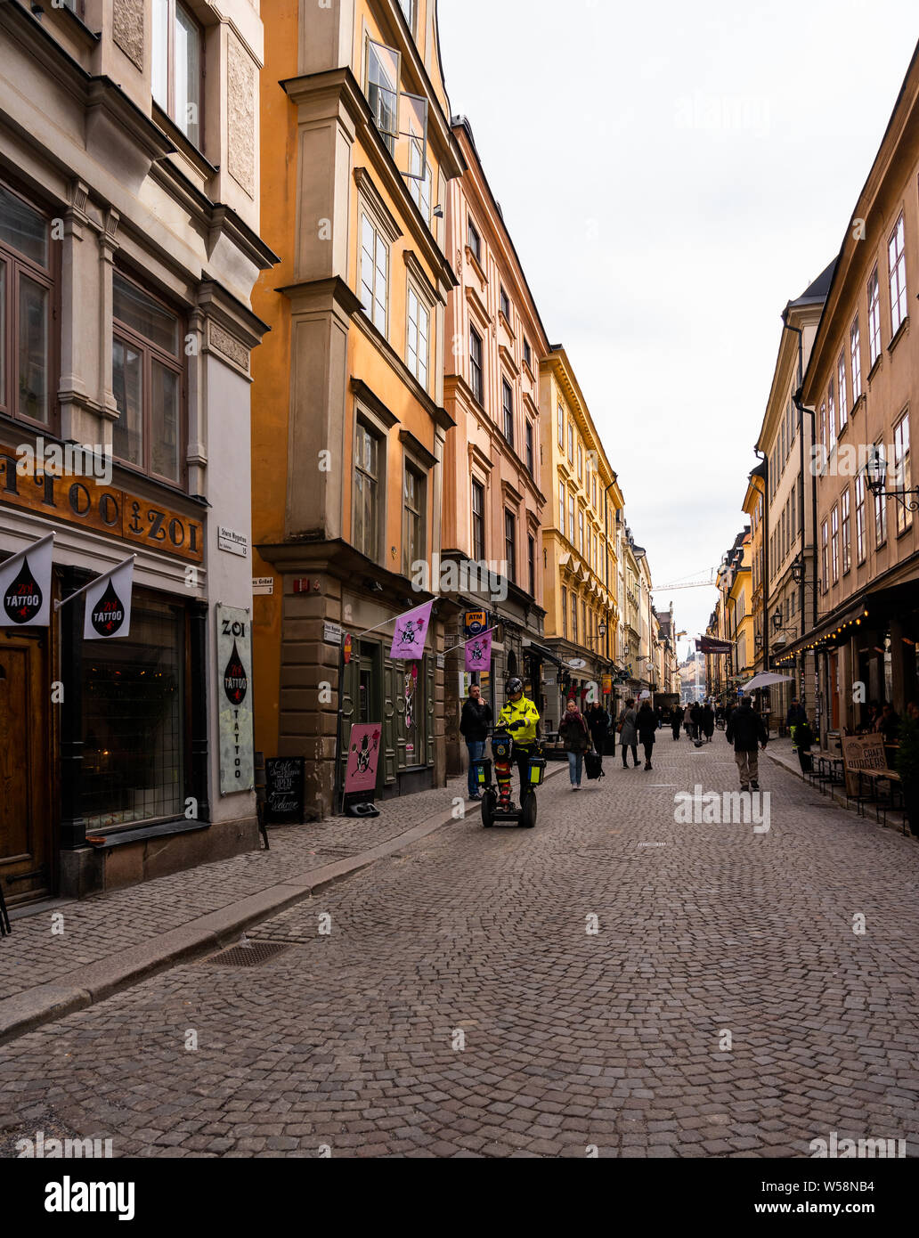 Editorial 29.3.2019 Suède Stockholm agent de police avec un Segway dans les rues de la vieille ville Banque D'Images