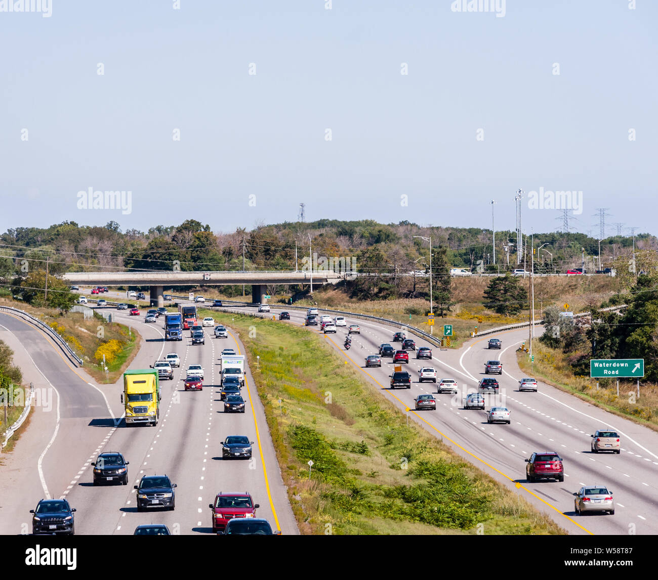BURLINGTON, ONTARIO, CANADA - LE 23 SEPTEMBRE 2018 : la circulation sur l'autoroute 403 près de l'échangeur avec Waterdown Road. Banque D'Images