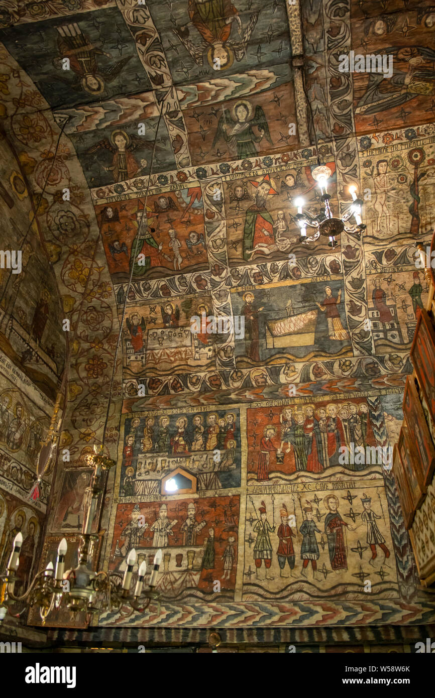 Plafond peint à l'église en bois de la Sainte Paraschiva, Desesti, Maramures, Roumanie Banque D'Images
