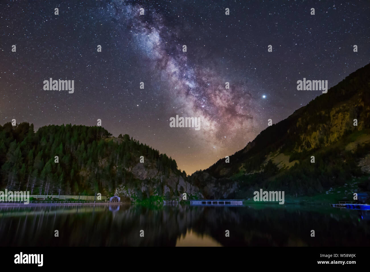 Nuit L'astrophotographie. Voie Lactée sur Pyrénées Banque D'Images