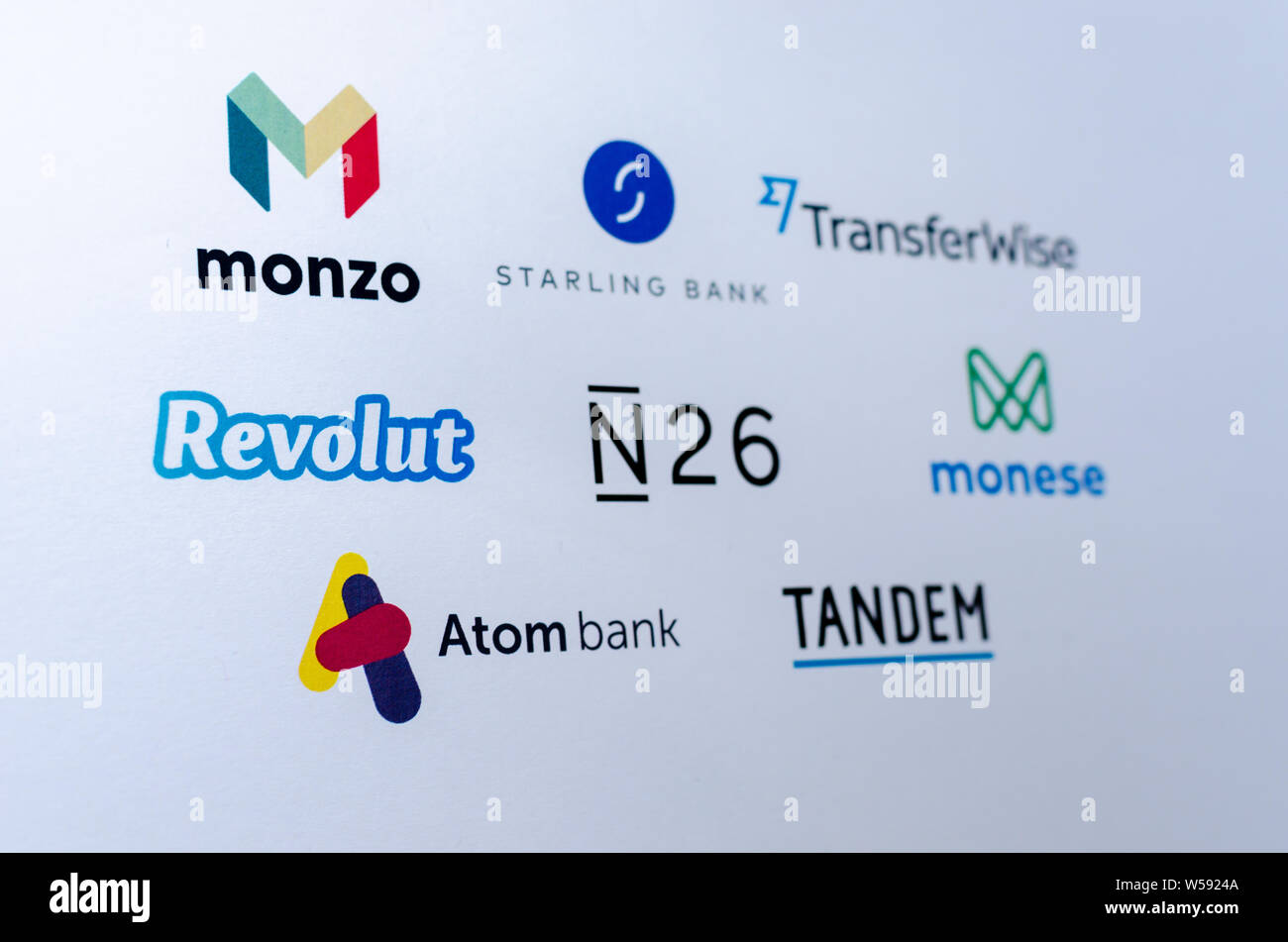 Logos des entreprises concurrentes que fintech représente les banques virtuelles : Monzo, Revolut Starling, Banque mondiale, Banque mondiale, Atom N26, Monese, Atom. Imprimé sur papier. Banque D'Images