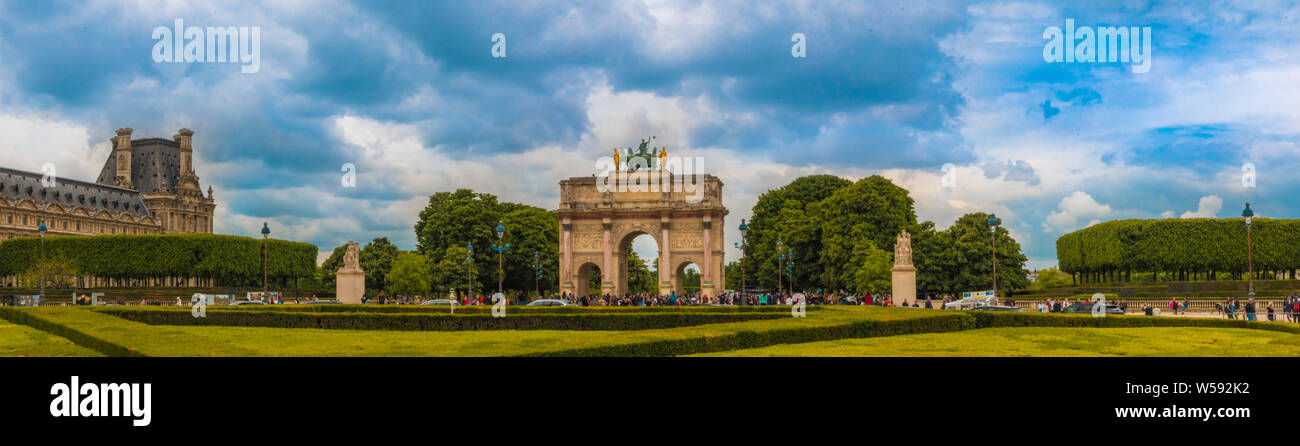 Grande et belle image panoramique de l'Arc de triomphe du Carrousel, un arc de triomphe à Paris situé dans la place du Carrousel à la fin de la... Banque D'Images