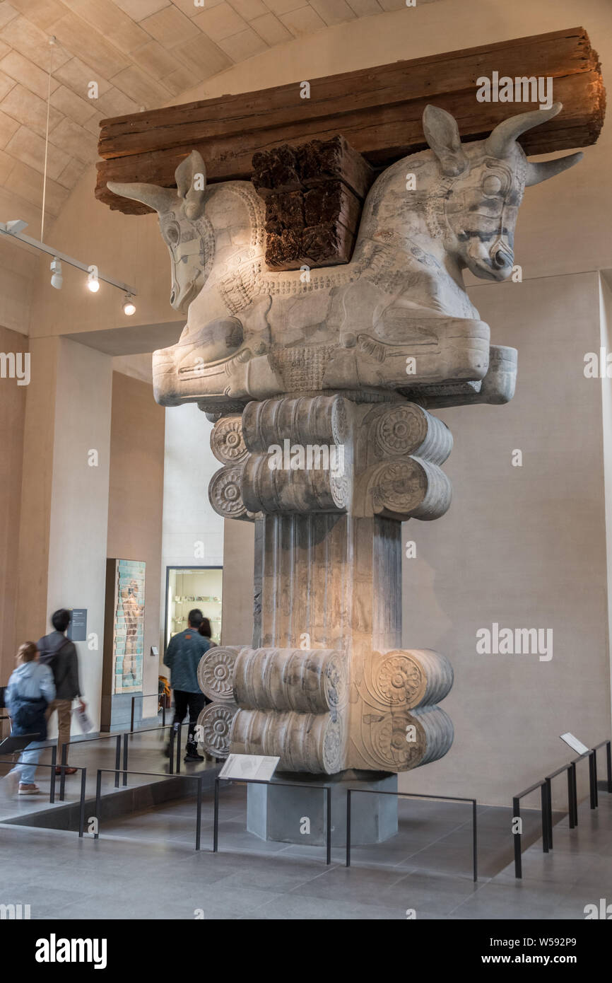 Capital colossal d'une colonne à partir de la salle des audiences du palais de Suse, un affichage du Louvre. Le faisceau repose dans l'écart entre le cou des deux... Banque D'Images