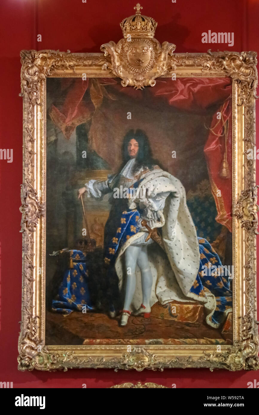 Le plus célèbre tableau de Louis XIV, roi de France, dans son costume de  couronnement et travail le plus connu du peintre Hyacinthe Rigaud qui  aujourd'hui est en Photo Stock - Alamy