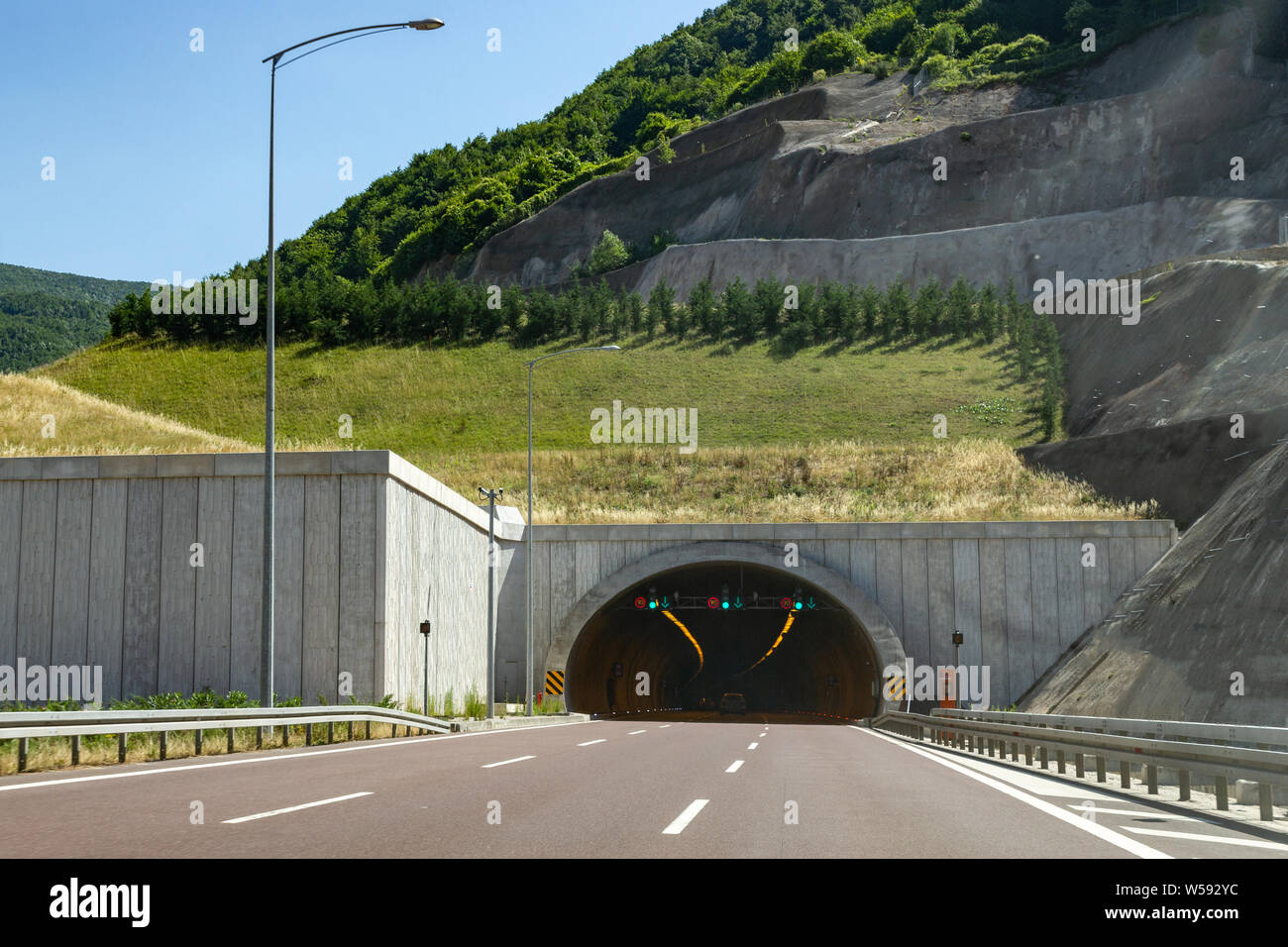 Voiture de l'autoroute à plusieurs voies d'entrée du tunnel Banque D'Images