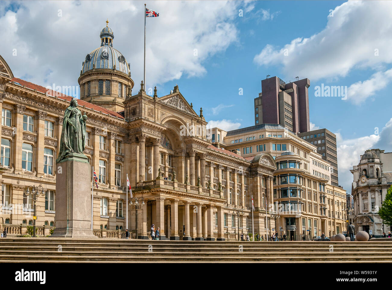 Statue de la reine Victoria en face du musée et de la galerie d'art de Birmingham et du Council House, Birmingham, Angleterre, Royaume-Uni. Banque D'Images