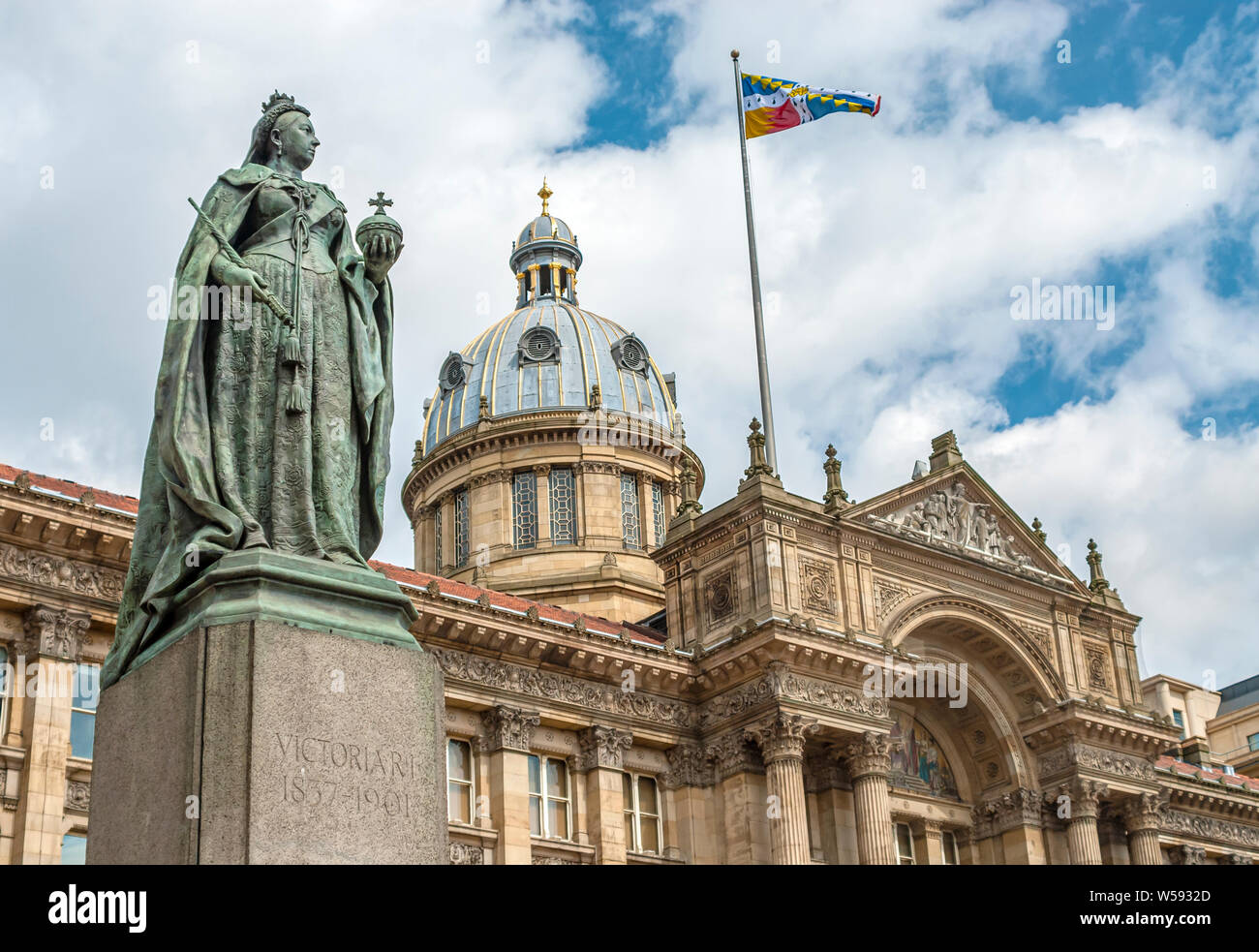 Statue de la reine Victoria en face du musée et de la galerie d'art de Birmingham et du Council House, Birmingham, Angleterre, Royaume-Uni Banque D'Images