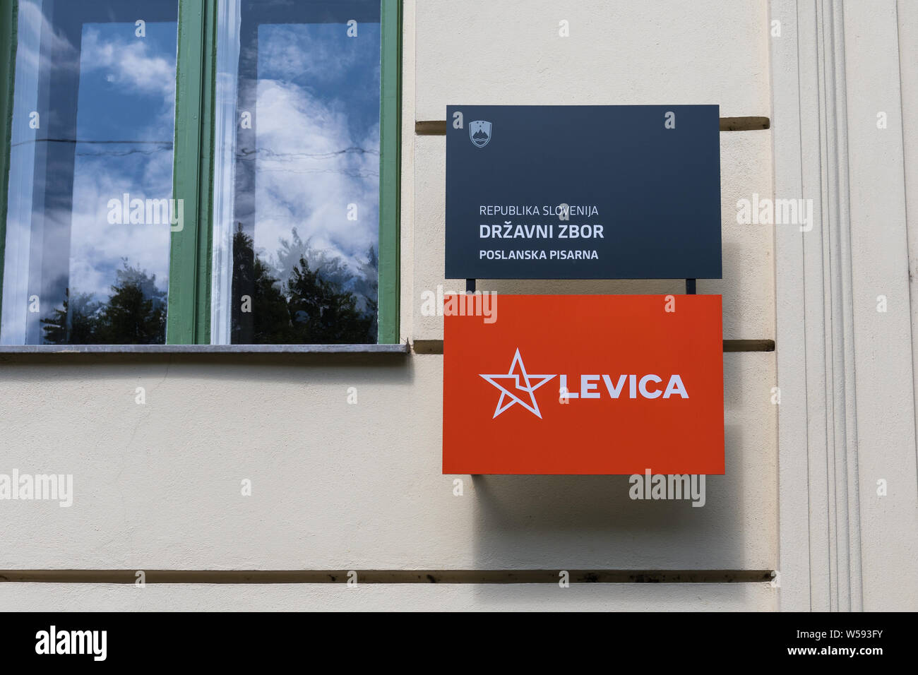 La gauche (le Slovène : Levica) Parti politique logo signe symbole - Ljubljana, Slovénie Banque D'Images