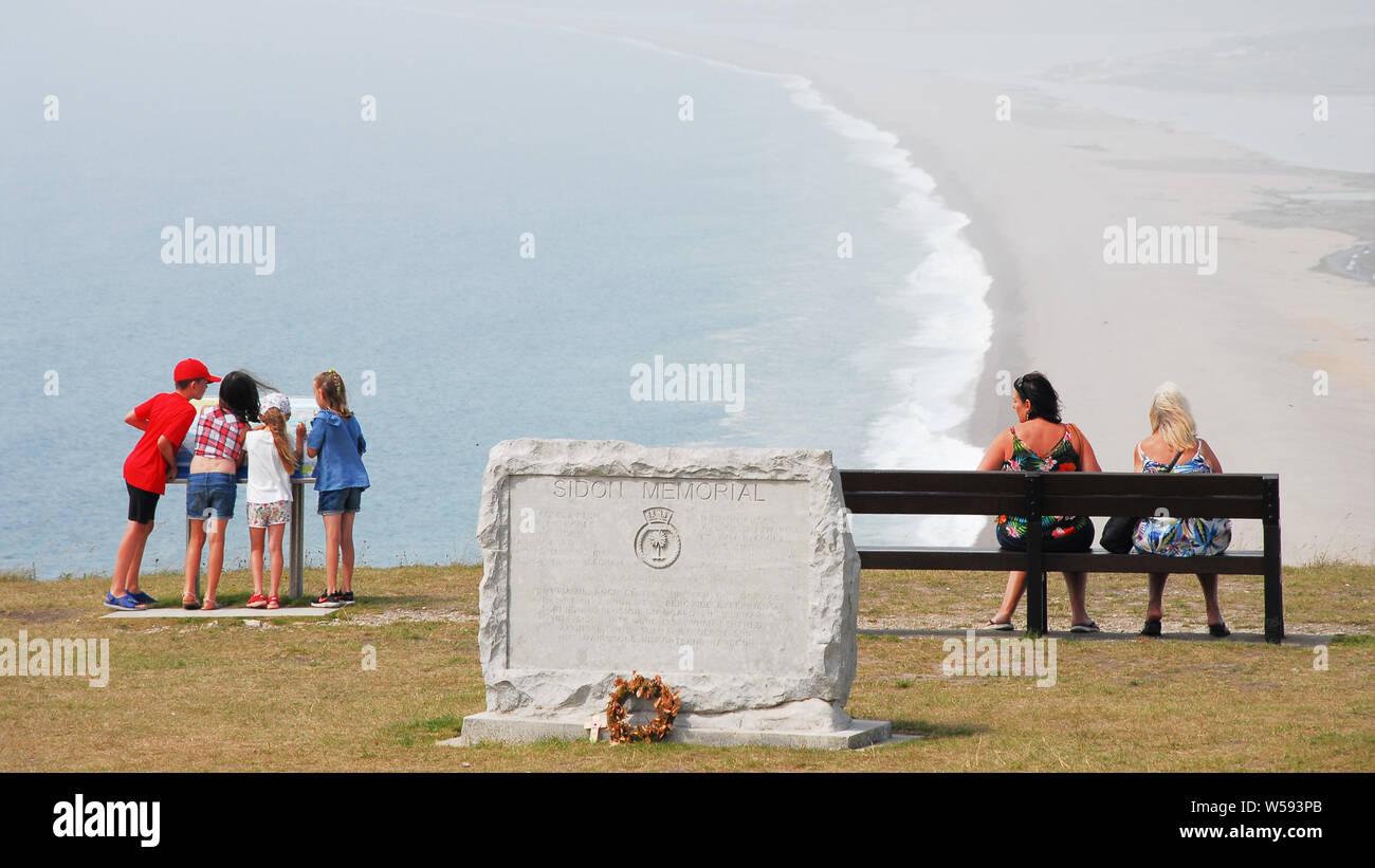 Portland. 26 juillet 2019. Météo britannique. Les gens donnent sur la plage de Chesil baignée de soleil de Portland Heights, sur une autre journée chaude-cuisson. Crédit : Stuart fretwell/Alamy Live News Banque D'Images