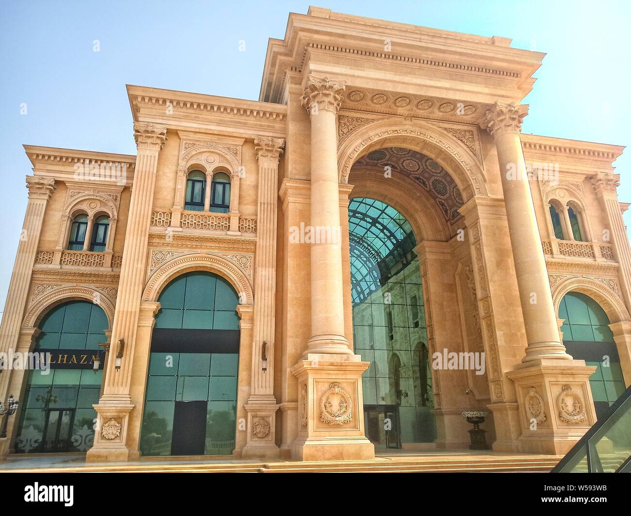 Al Hazm Mall est la nouvelle expérience de shopping de luxe et d'élite à Doha, Qatar. Banque D'Images