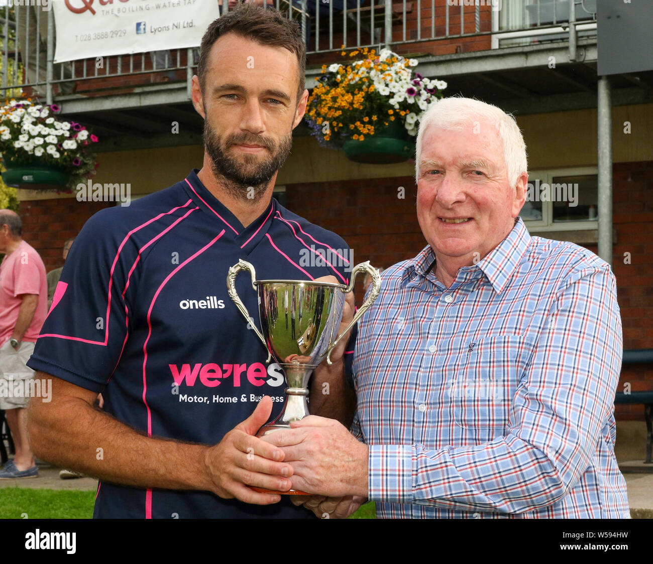 La Pelouse, Waringstown, Irlande du Nord, Royaume-Uni. 26 juillet, 2019. Le Lagan Valley Steels vingt 20 2019 Finale de la coupe. V CIYMS Waringstown. .CIYMS a gagné avec un terme. Le capitaine CIYMS Nigel Jones (à gauche) a reçu le prix de l'Homme du Match de Lagan Valley Steels MD Tommy Anderson. Crédit : David Hunter/Alamy Live News. Banque D'Images