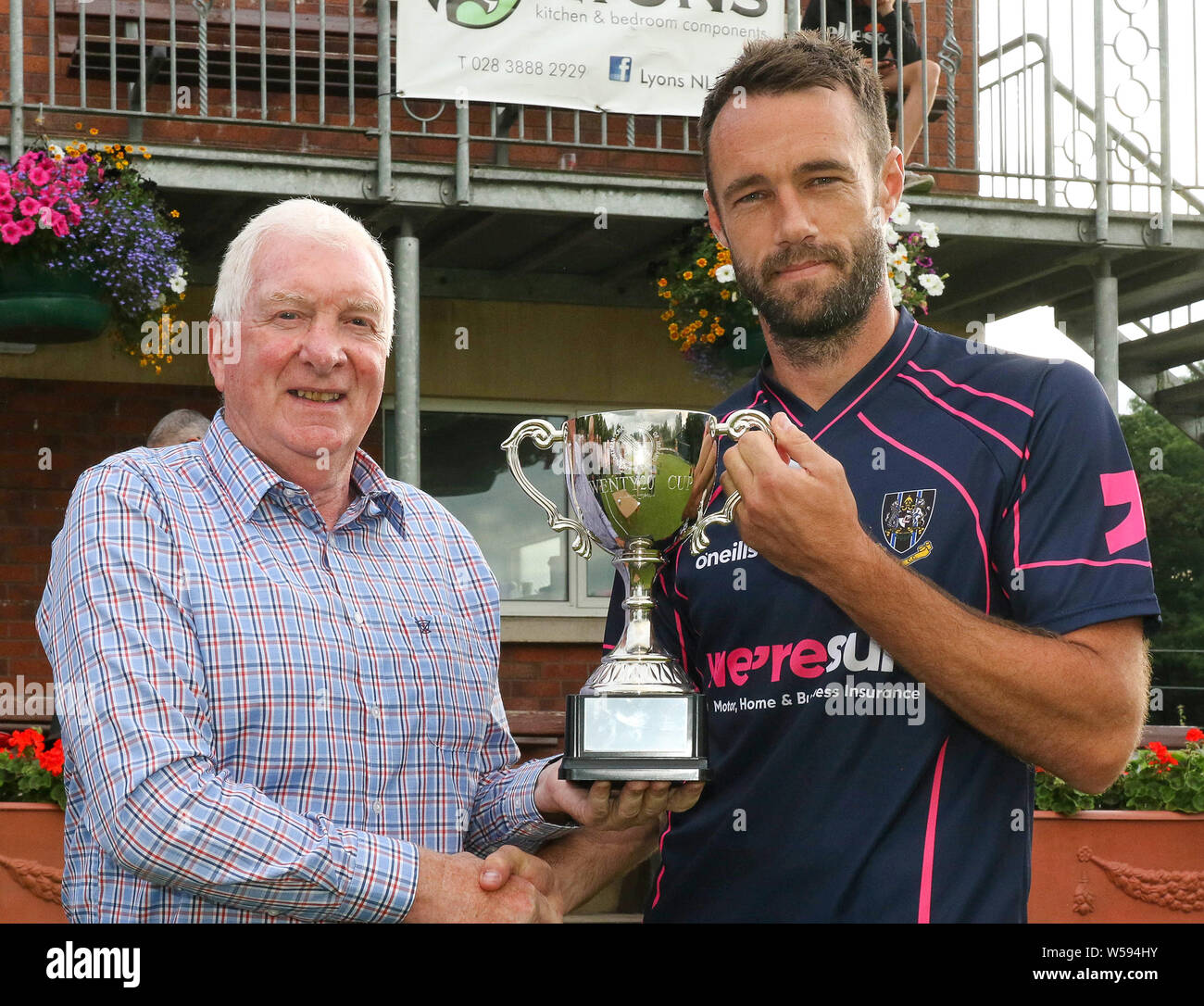 La Pelouse, Waringstown, Irlande du Nord, Royaume-Uni. 26 juillet, 2019. Le Lagan Valley Steels vingt 20 2019 Finale de la coupe. V CIYMS Waringstown. Aciers de Lagan Valley MD Tommy Anderson présente les vingt 20 Cup à CIYMS capitaine Nigel Jones (à gauche). CIYMS gagnés par pone exécuter. Crédit : David Hunter/Alamy Live News. Banque D'Images
