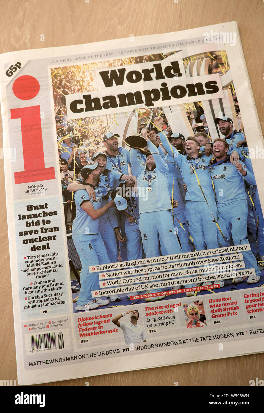 J'ai gros titre de journal sur la page avant de l'équipe Angleterre Coupe du monde de cricket célébrer gagner championnat contre la Nouvelle-Zélande 'Champions du Monde' London England UK Banque D'Images