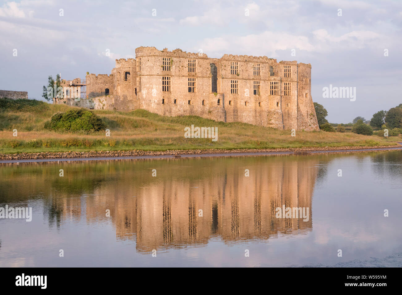 Château de Carew in early morning light, Pembrokeshire, Pays de Galles, Royaume-Uni. Banque D'Images