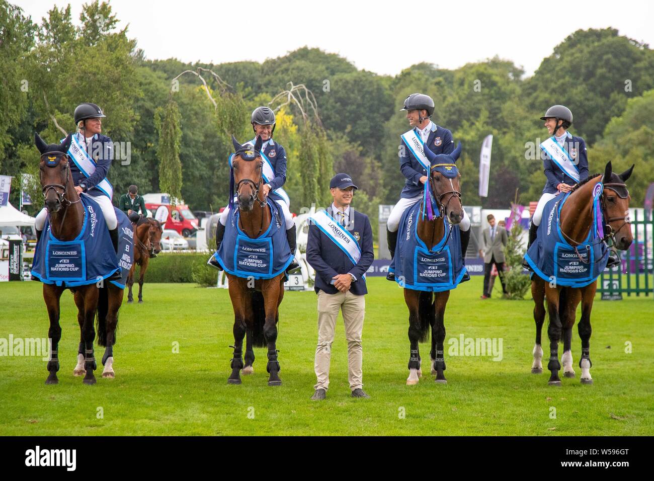 Hickstead, Royaume-Uni. 26 juillet, 2019. Les membres de l'équipe suédoise gagnante Fredrik Jonsson. Ralph-Goran Bengtsson. Chef d'Equipe Ankarcrona Henrik. Peder Fredricson. Angelie von Essen. lors de la Coupe des Nations FEI Longines Jumping de Grande-Bretagne. Bouleau/SIP Elli Crédit photo agency/Alamy live news. Banque D'Images