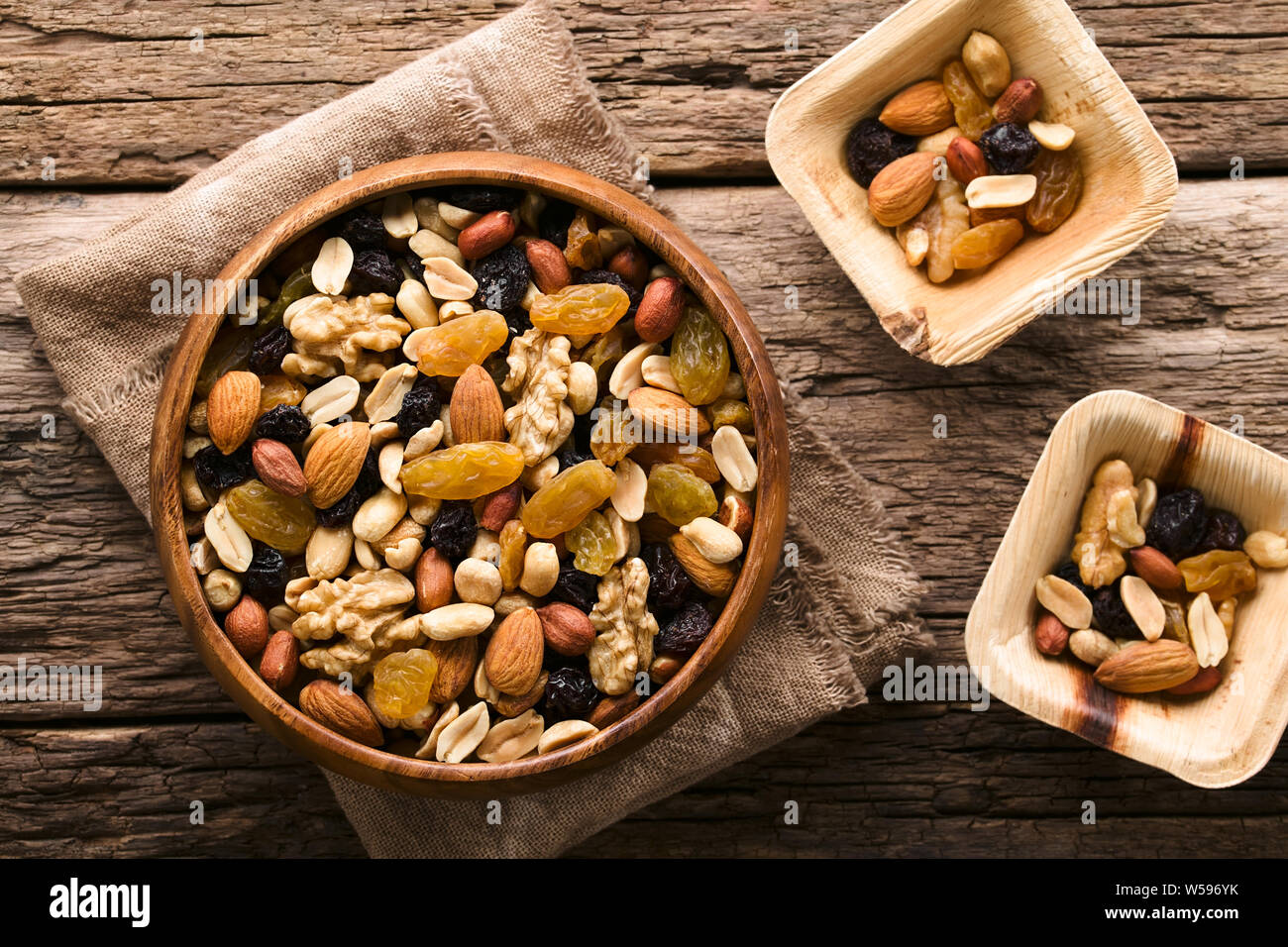 Mélange montagnard sain snack-faite de noix (amandes, noix, arachide) et de  fruits secs (raisin, sultana) dans bol en bois, photographié les frais  généraux Photo Stock - Alamy