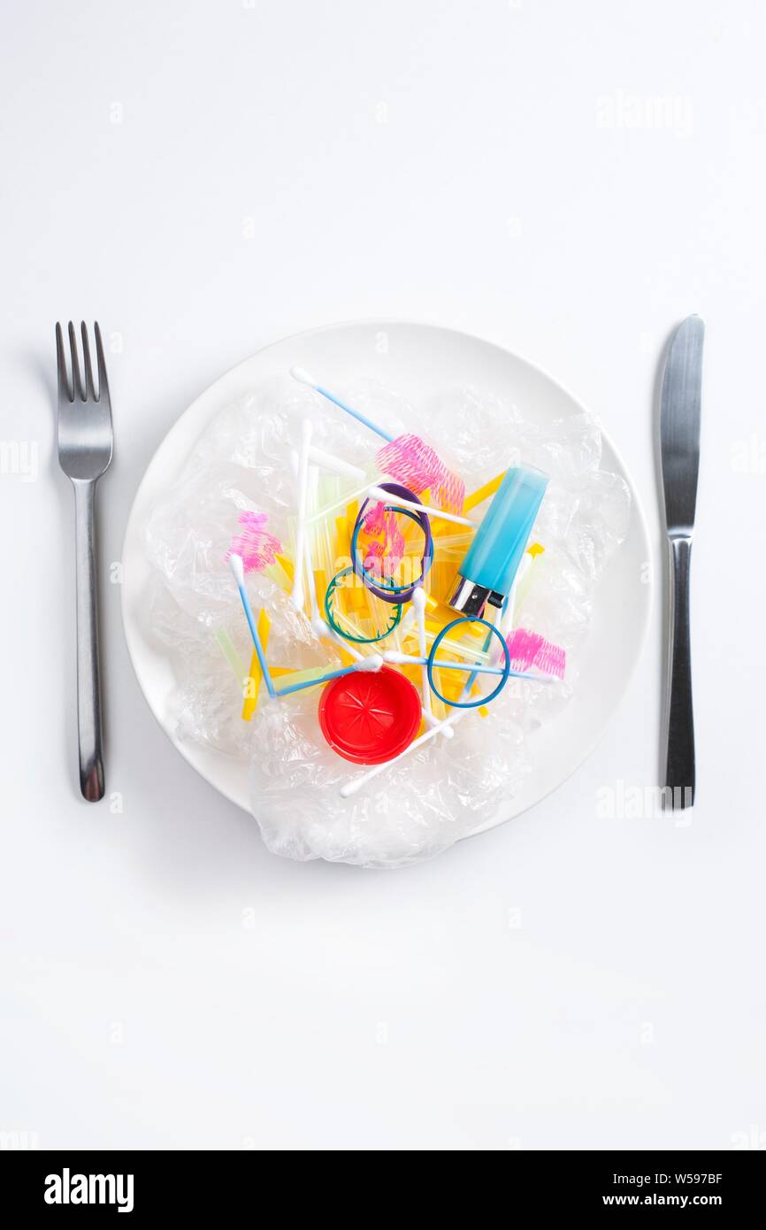 Image conceptuelle de la pollution plastique entrant dans la chaîne alimentaire. Banque D'Images