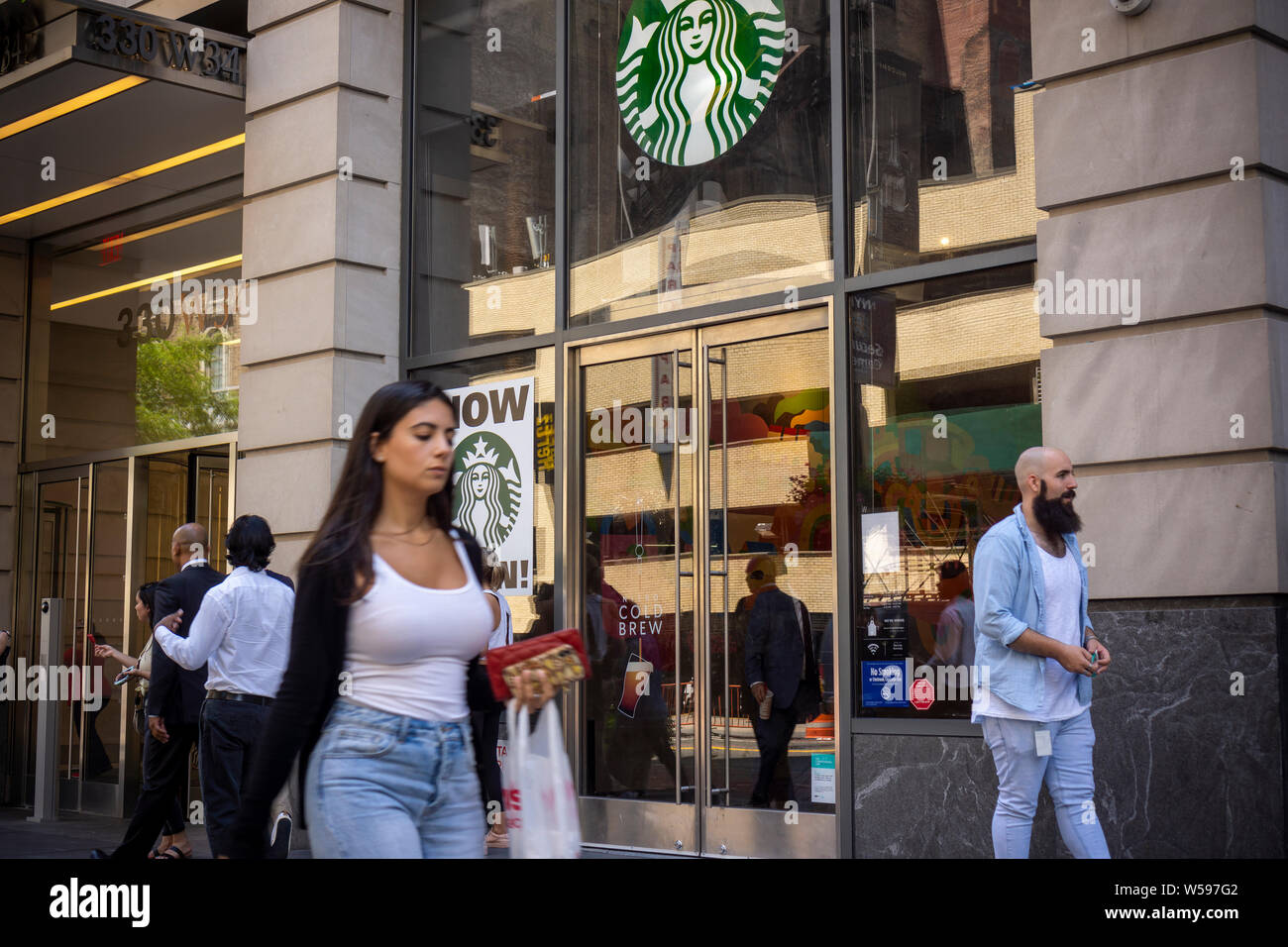 Ouverture d'un nouveau café Starbucks dans Midtown à New York le mercredi, Juillet 24, 2019. (© Richard B. Levine) Banque D'Images