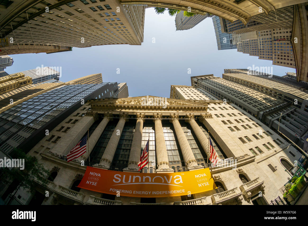 La Bourse de New York dans le Lower Manhattan à New York, le jeudi, 25 juillet 2019, est décorée d'une bannière pour l'Sunnova offre publique initiale. Sunnova Energy International est un fournisseur de systèmes d'énergie solaire et des services pour les résidences. (© Richard B. Levine) Banque D'Images