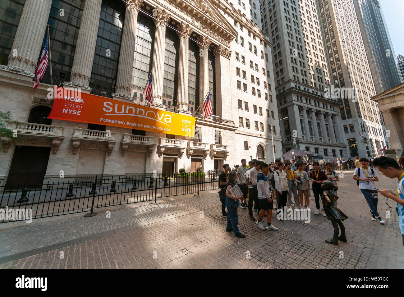 La Bourse de New York dans le Lower Manhattan à New York, le jeudi, 25 juillet 2019, est décorée d'une bannière pour l'Sunnova offre publique initiale. Sunnova Energy International est un fournisseur de systèmes d'énergie solaire et des services pour les résidences. (© Richard B. Levine) Banque D'Images