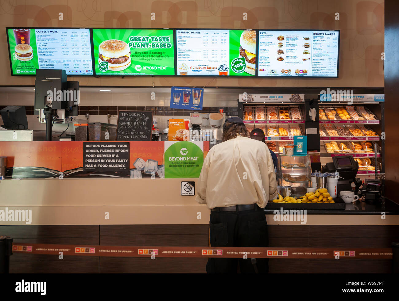 La signalisation dans un Dunkin' restaurant de New York fait la promotion de leur petit-déjeuner à base de sandwich fait avec au-delà de la viande de saucisse vegan, vu le Mercredi, Juillet 24, 2019. (© Richard B. Levine) Banque D'Images