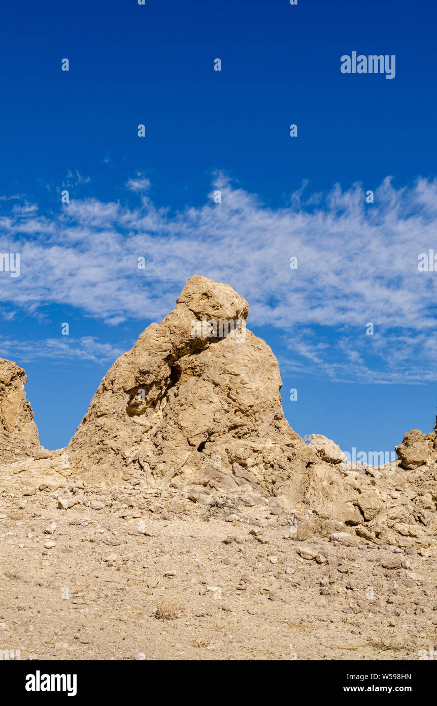 Rock formation qui ressemble à une tête de requin contre le ciel bleu avec des nuages blancs. Banque D'Images