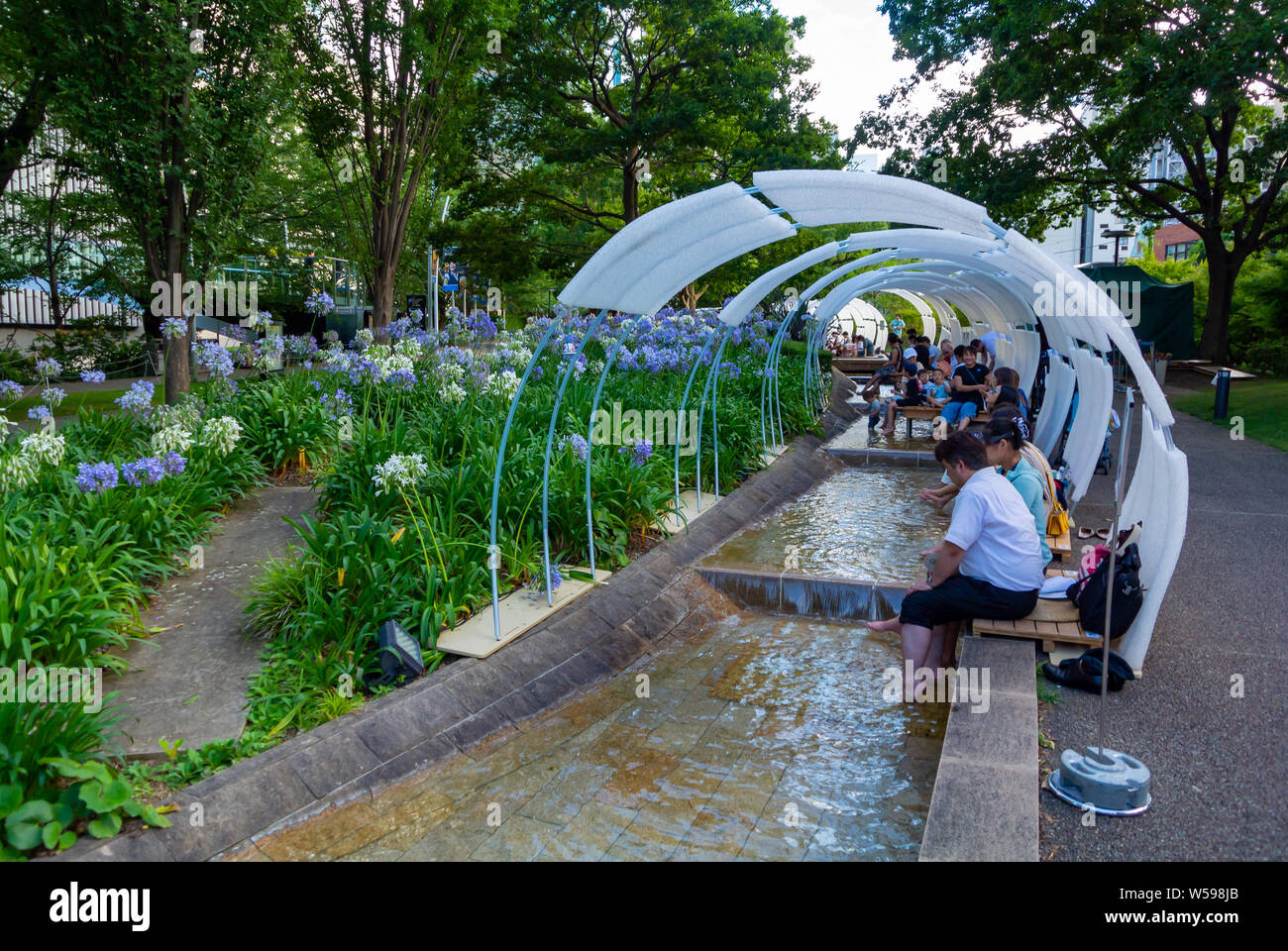 Ashimizu, un événement visant à mettre les pieds dans le ruisseau pour se rafraîchir à Tokyo Midtown, Roppongi, Japon, 2019 Banque D'Images