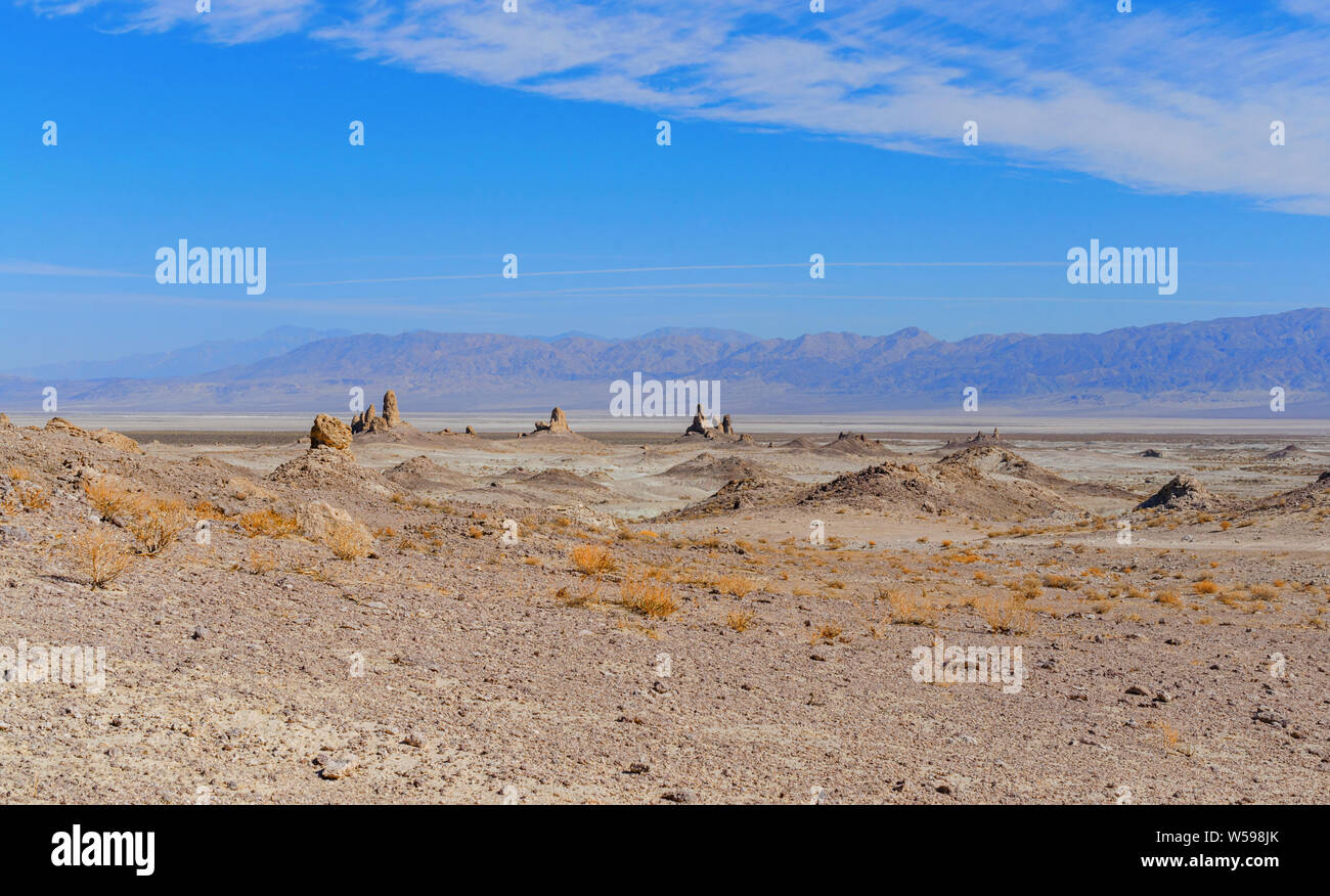 La vallée du désert de sable et de rochers, avec des collines sous un ciel bleu lumineux. Banque D'Images