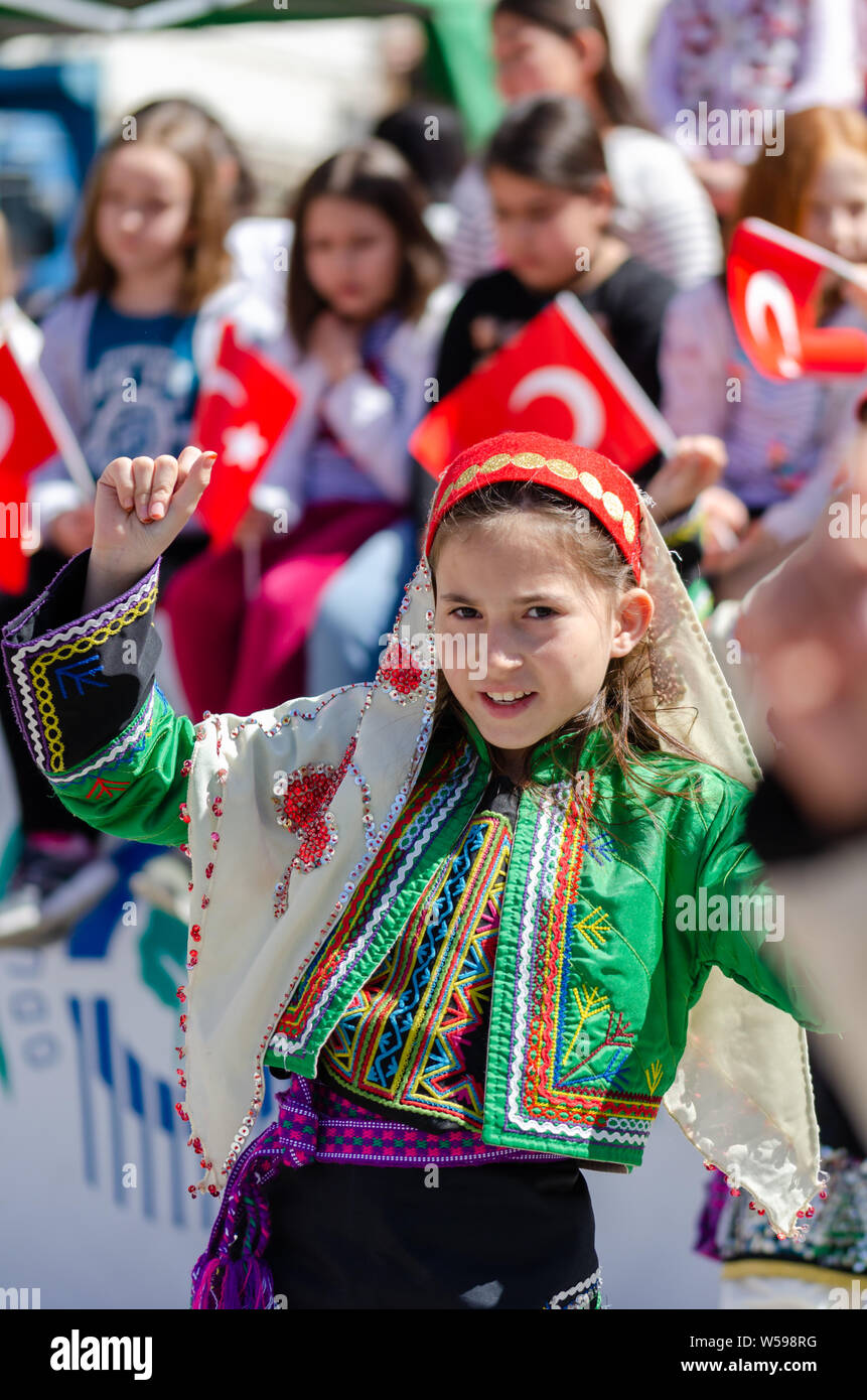Eskisehir TURQUIE/-Avril 23, 2019 : 23 avril la souveraineté nationale et Journée des enfants anniversaire.Les enfants célèbrent la Journée des enfants avec folk Banque D'Images