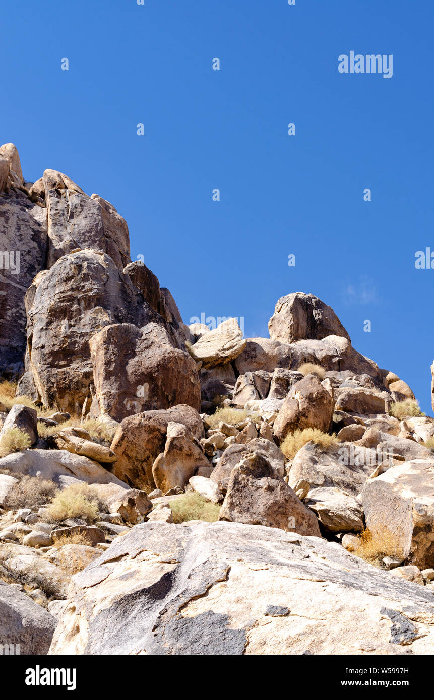 À la recherche jusqu'à des roches déchiquetées et rochers au ciel bleu. Banque D'Images