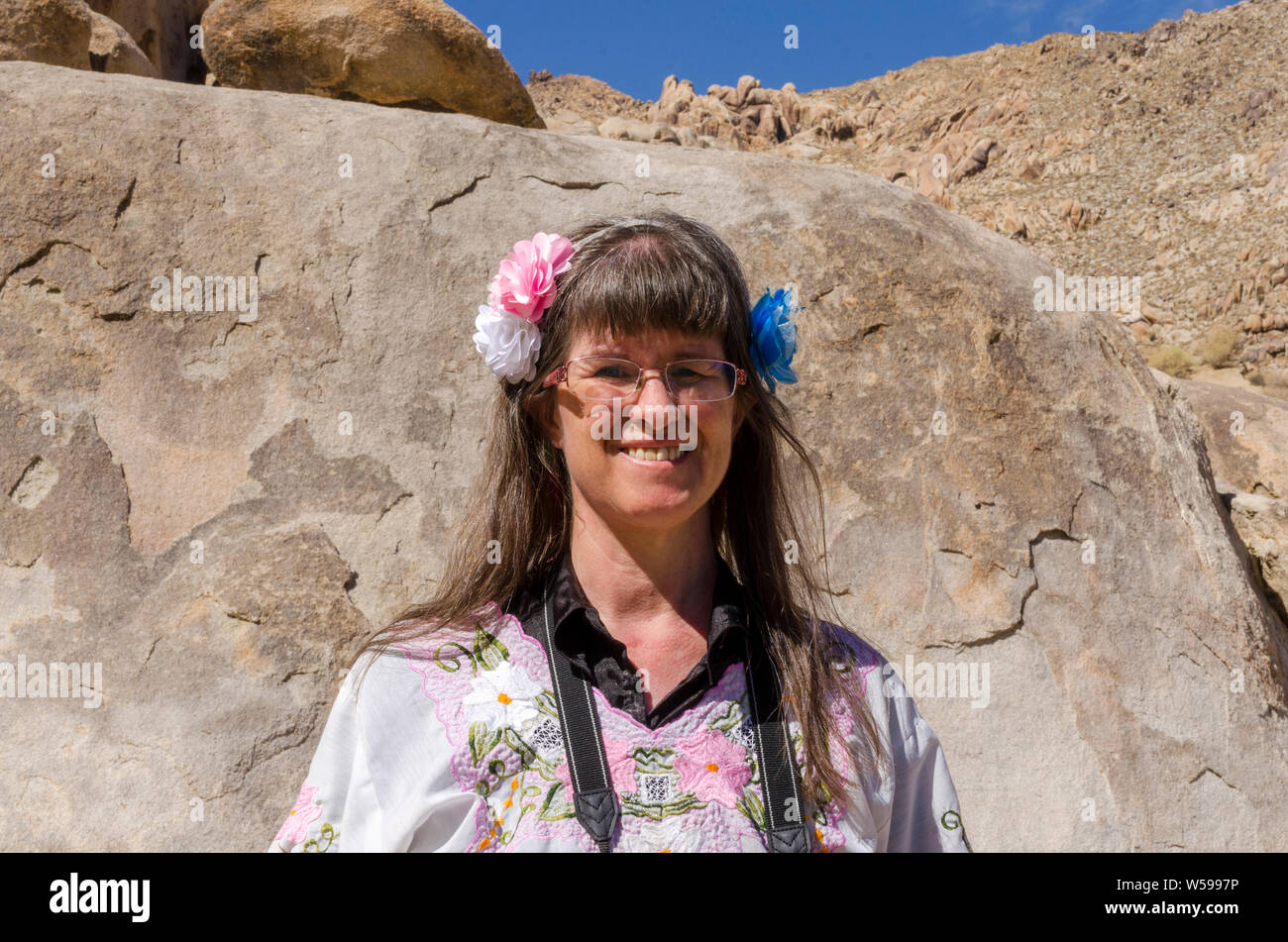 Les femmes avec de longs cheveux bruns et des fleurs dans les cheveux. Banque D'Images