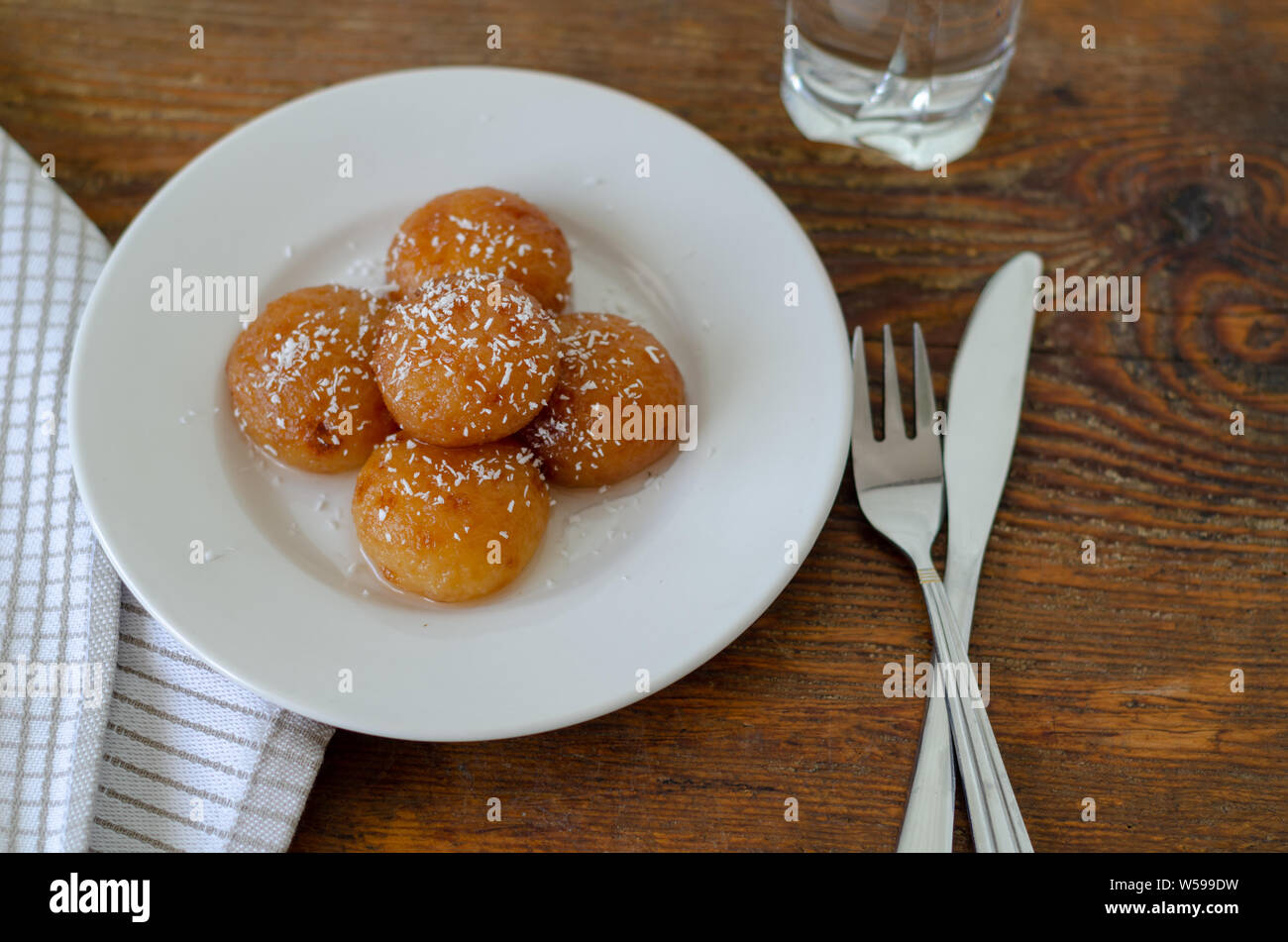 Kemalpasa dessert prêt à manger sur la table en bois. Isolés, objet. Banque D'Images