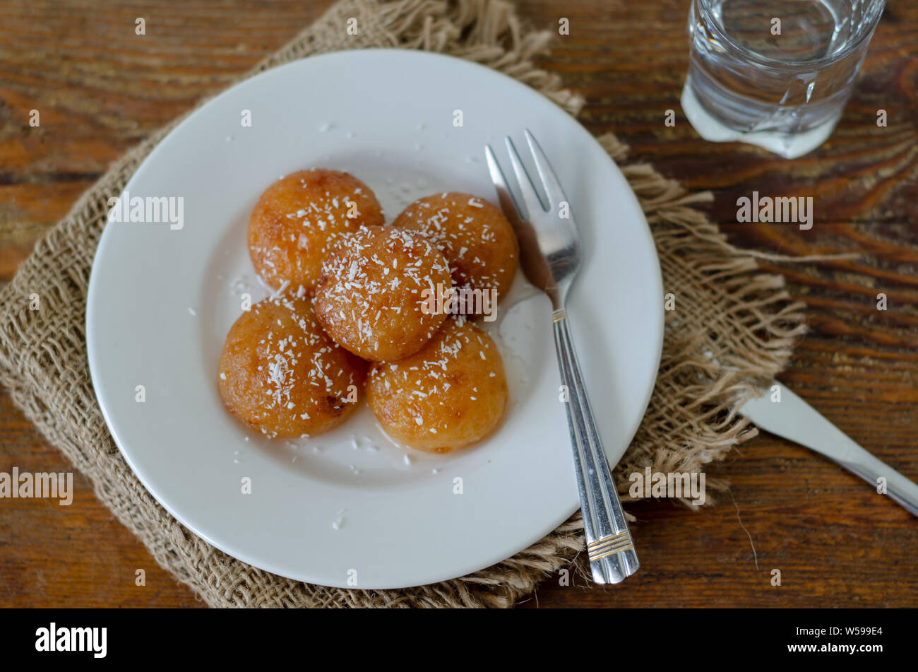 Kemalpasa dessert prêt à manger sur la table en bois. Isolés, objet. Banque D'Images