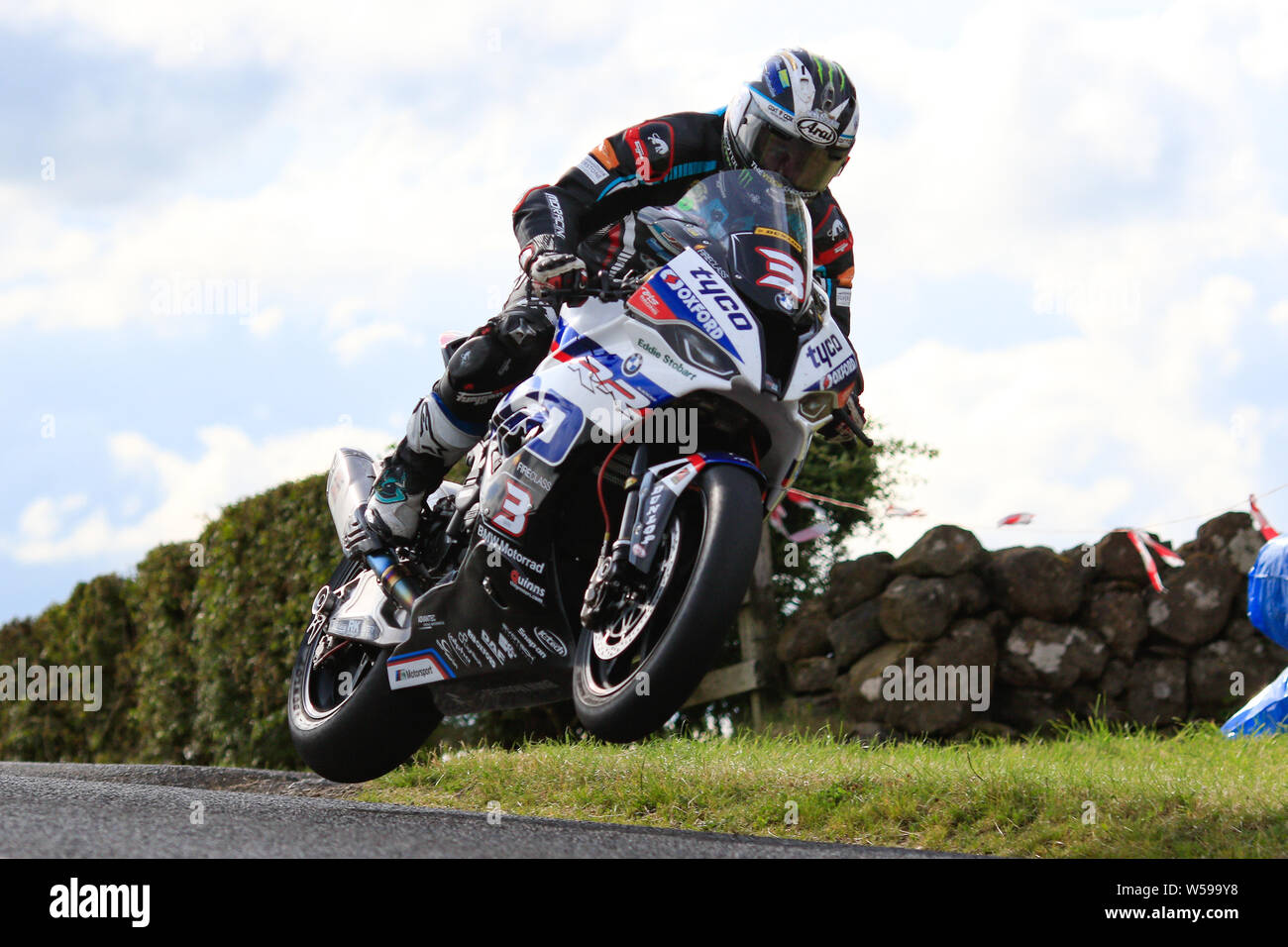 Armoy l'Irlande du Nord. 26 juillet, 2019. Armoy Road Races La race des légendes ; qualifier ; Michael Dunlop sur l'aéroporté Tyco BMW pendant la course de Legends Action Crédit : pratique Plus Sport/Alamy Live News Banque D'Images