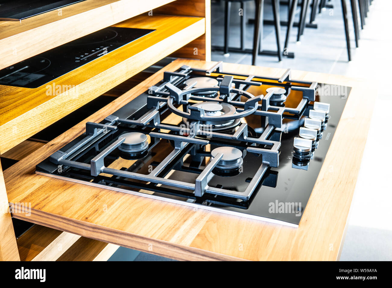 Varsovie, Pologne, en juillet 2018 à l'intérieur de Siemens Siemens showroom, plaques de cuisson à gaz sur l'affichage pour la vente Banque D'Images