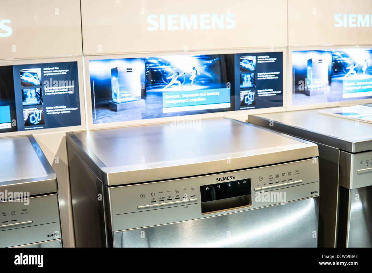 À l'intérieur d'exposition, de l'argent inox Siemens Siemens lave-vaisselle  sur l'affichage pour la vente, VarioSpeed Plus, aquaStop, A + + +, produit  par BSH Home Appliances Photo Stock - Alamy