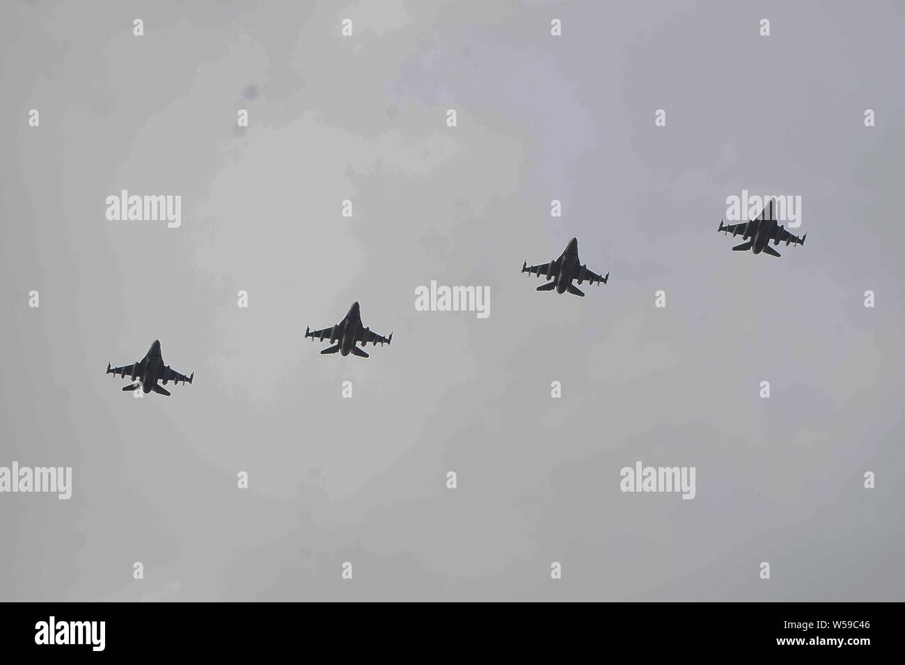 Quatre F-16C Fighting Falcon avions volent en formation au-dessus de la Base Aérienne de Keflavik, Islande, 25 juillet 2019, 25 juillet 2019. Le 480e Escadron de chasse, 52e Escadre de chasse, sont en Islande pour mener une mission de surveillance de l'air à l'appui de l'alliance de l'OTAN.L'objet d'engagements de surveillance aérienne islandaise 2019 est d'établir une couverture de surveillance et d'interception sur l'Islande afin de maintenir l'intégrité de l'espace aérien de l'OTAN. (U.S. Air Force photo par un membre de la 1re classe Jovante Johnson). () Banque D'Images