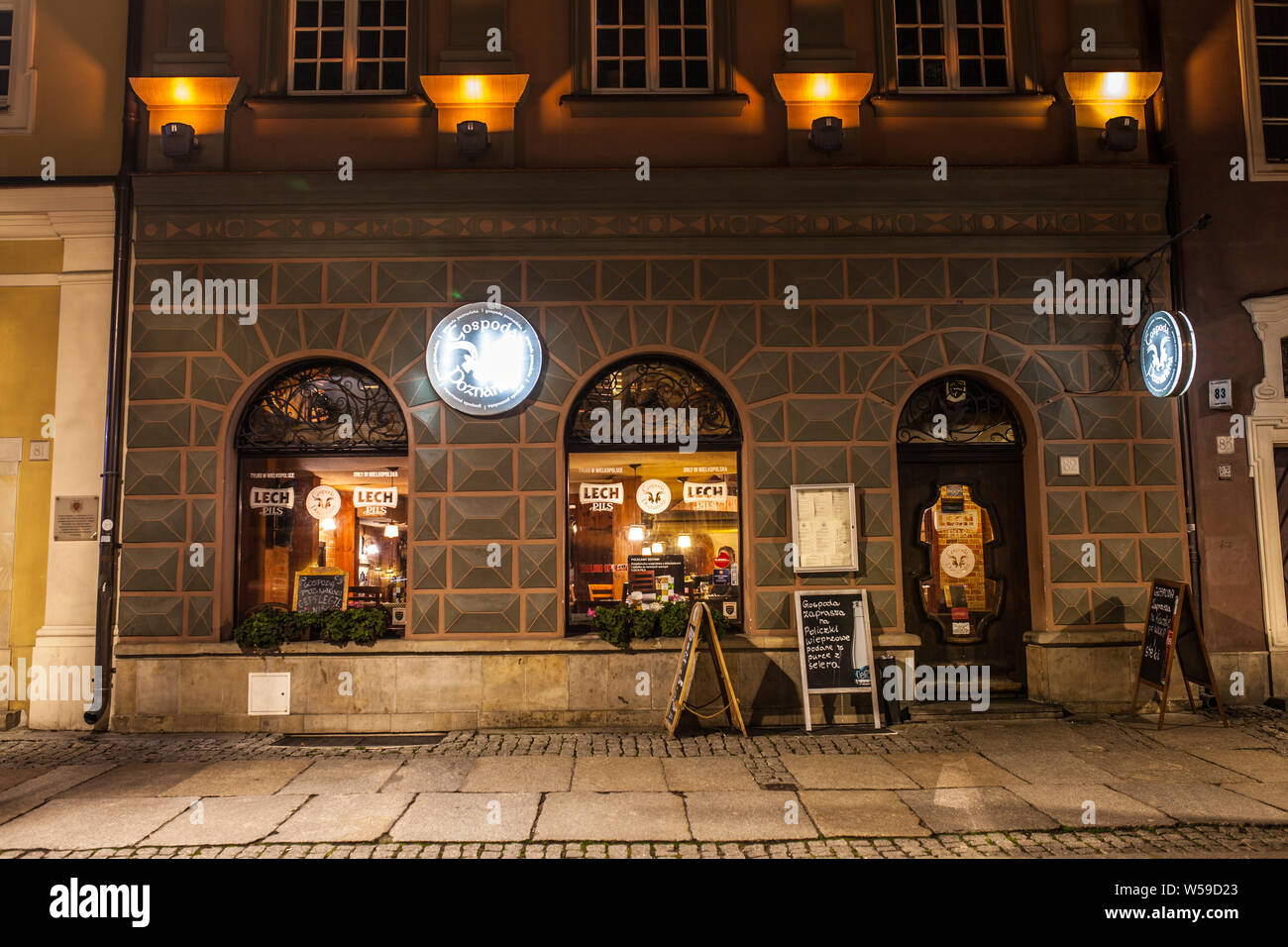 Poznan, Pologne, 2017 novembre : place du vieux marché la nuit, restaurant, bar, PUB, cuisine polonaise Banque D'Images